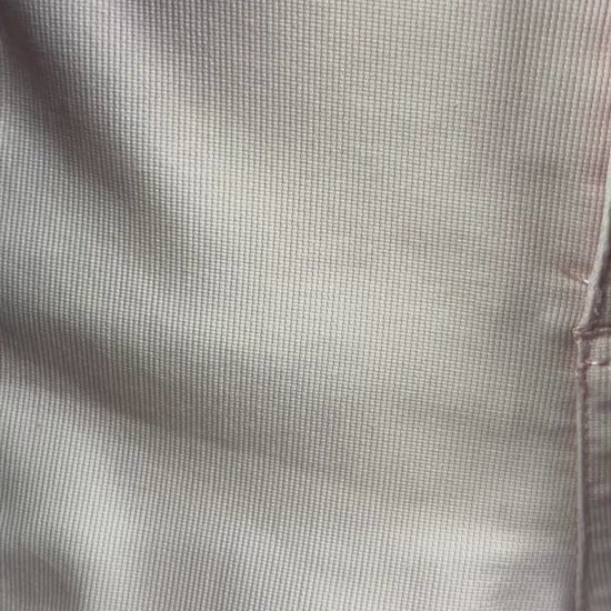 Short rose doux Lolë, taille estimée à large. Vue de la vidéo qui présente tous les détails du short.