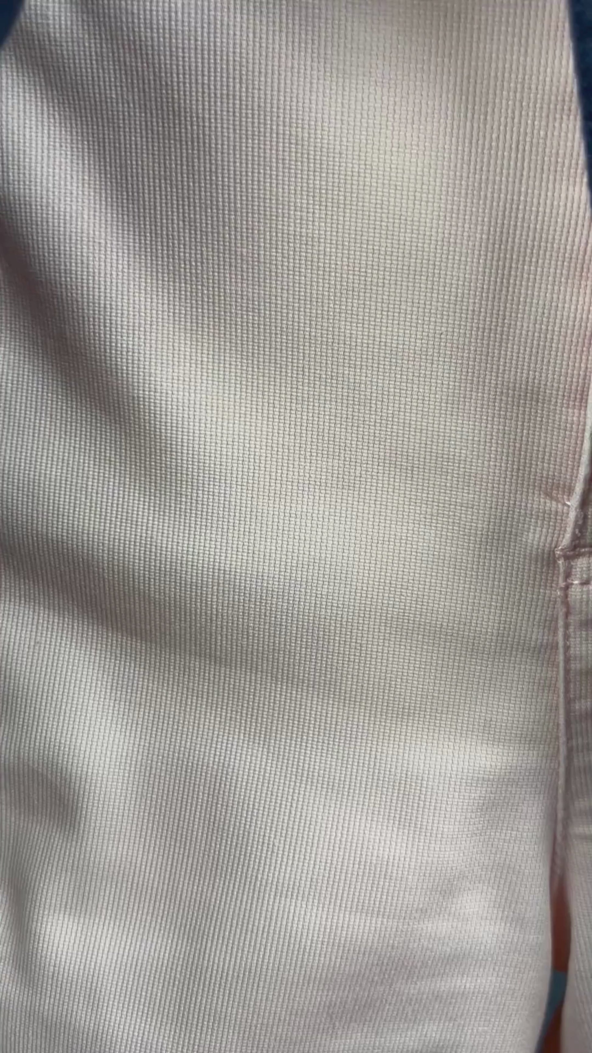 Short rose doux Lolë, taille estimée à large. Vue de la vidéo qui présente tous les détails du short.