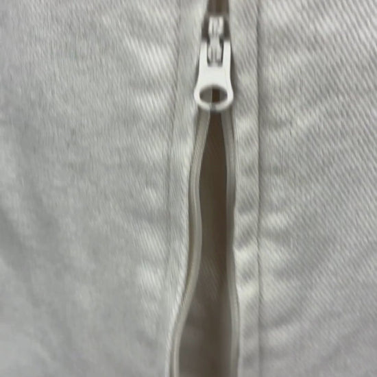 Jupe midi crème avec longue fermeture à glissière centrale à double curseur Harly Jae, taille medium. Vue de la vidéo qui présente tous les détails de la jupe.