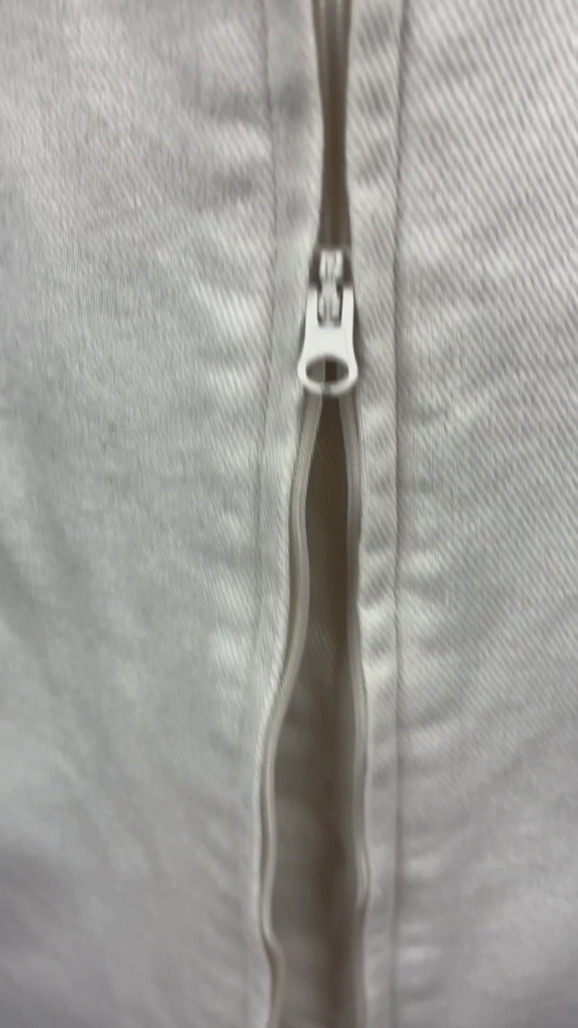 Jupe midi crème avec longue fermeture à glissière centrale à double curseur Harly Jae, taille medium. Vue de la vidéo qui présente tous les détails de la jupe.