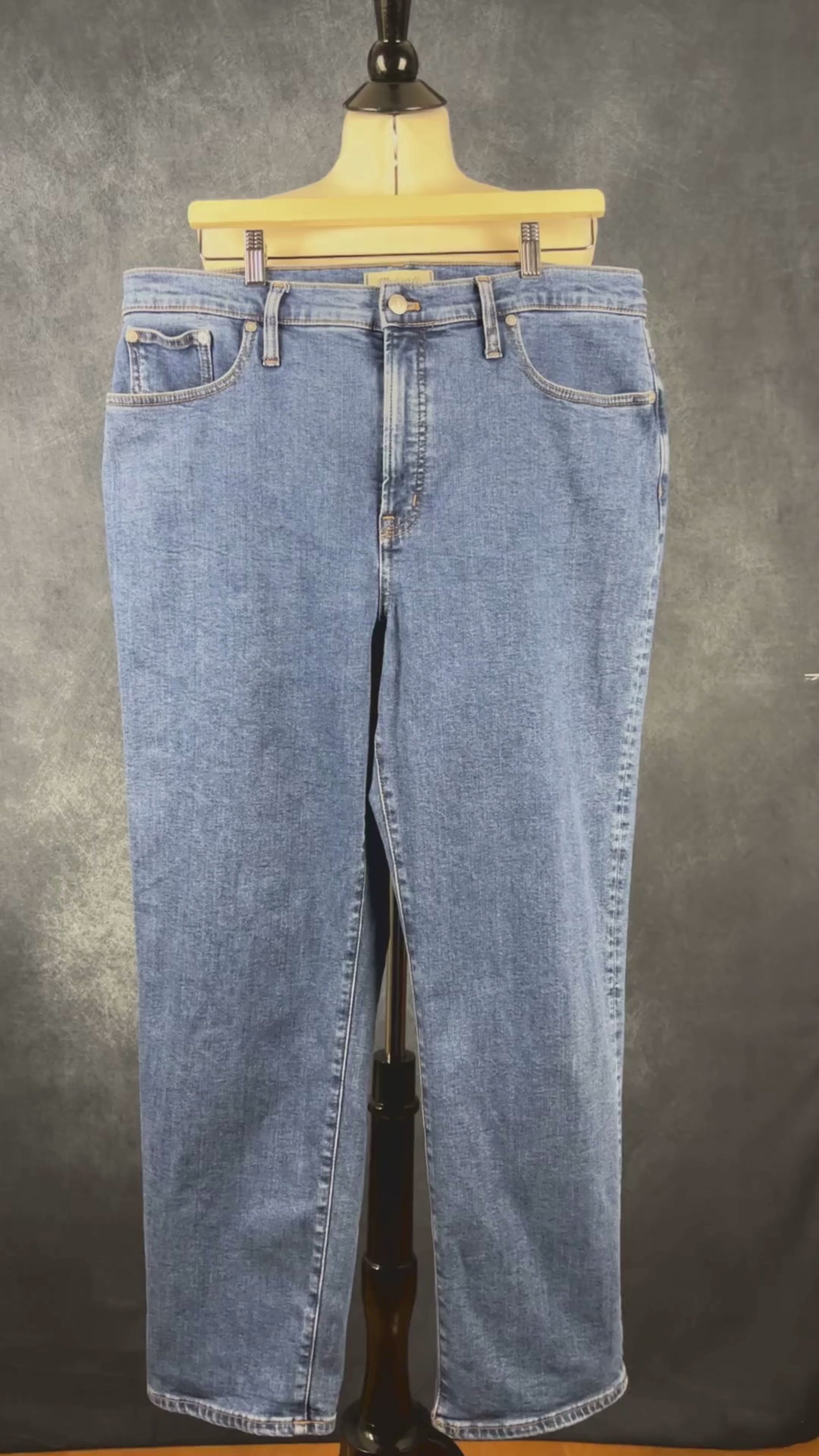 Jeans bleu moyen Perfect vintage straight Madewell, taille 32. Vue de la vidéo qui présente tous les détails du jeans.