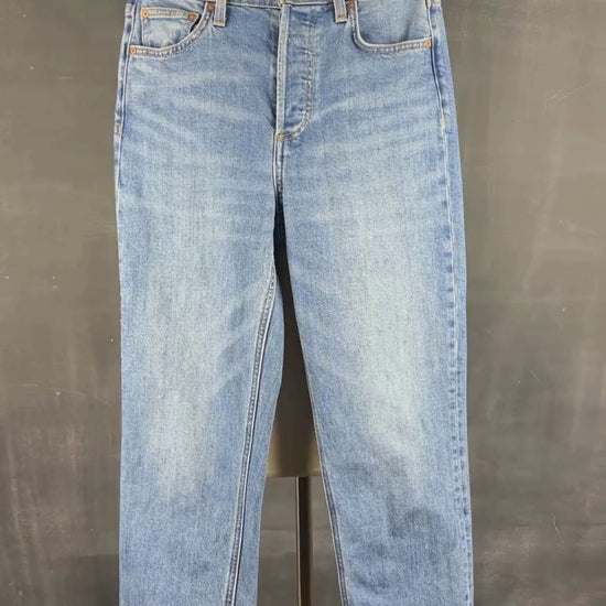 Jeans droit taille haute modèle Arlo Denim Forum, taille 26. Vue de la vidéo qui présente tous les détails du jeans.