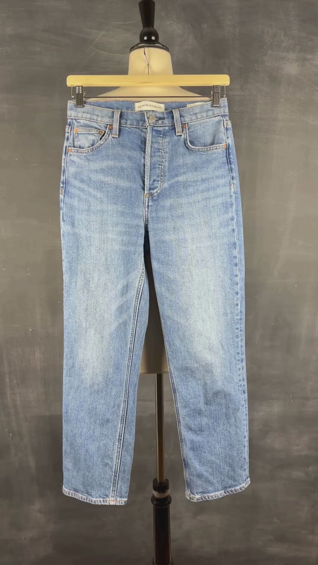 Jeans droit taille haute modèle Arlo Denim Forum, taille 26. Vue de la vidéo qui présente tous les détails du jeans.