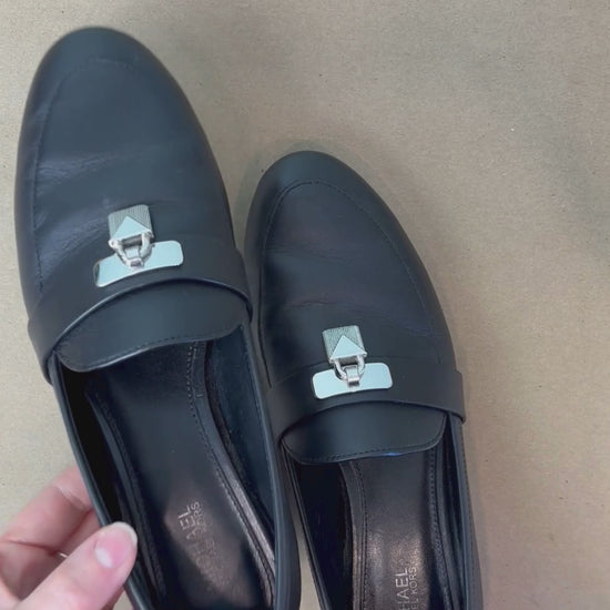 Flâneur (loafer) noir en cuir classique et élégant Michael Michael Kors, taille 7,5. Vue la vidéo qui présente tous les détails des chaussures.