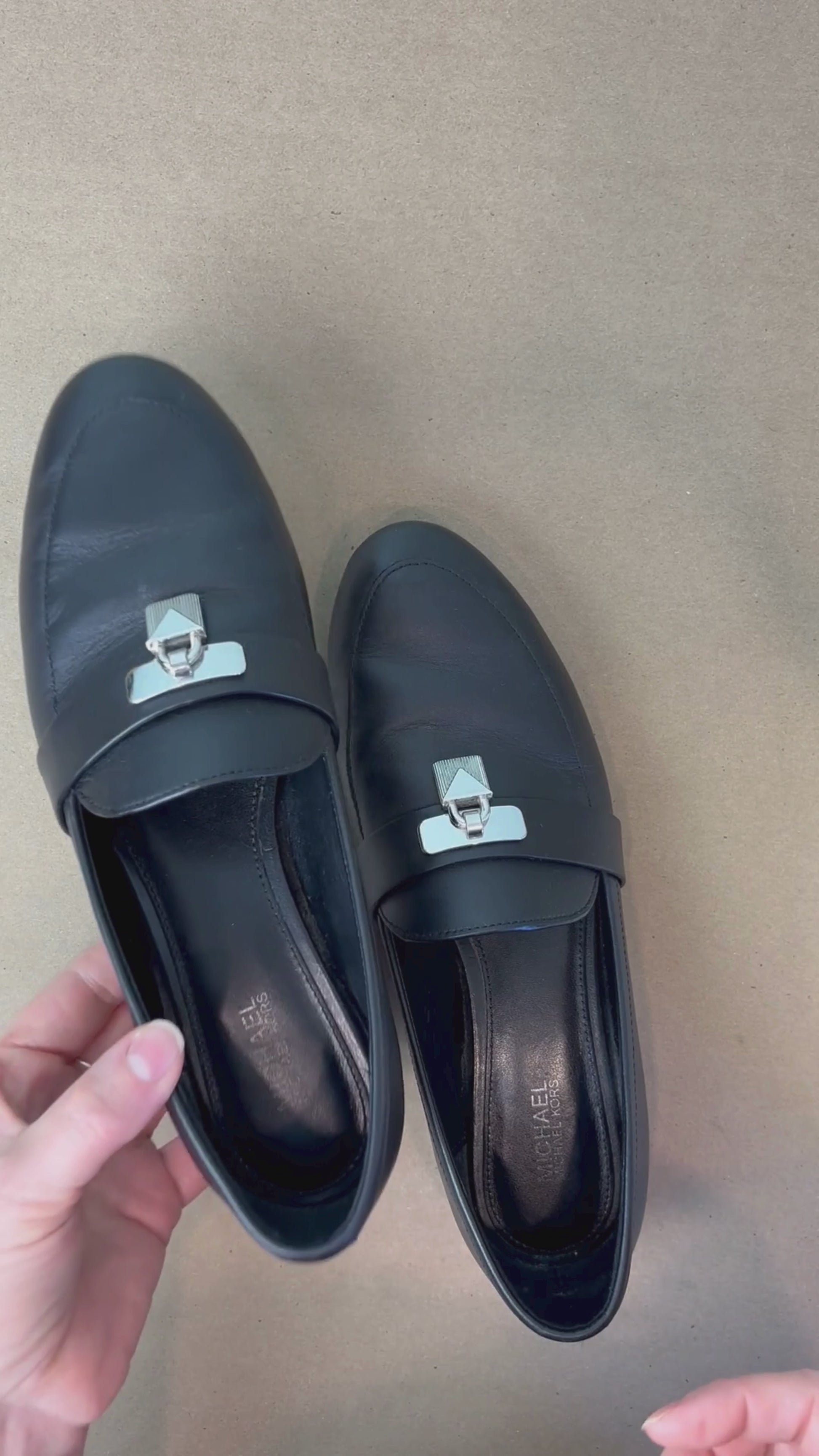 Flâneur (loafer) noir en cuir classique et élégant Michael Michael Kors, taille 7,5. Vue la vidéo qui présente tous les détails des chaussures.