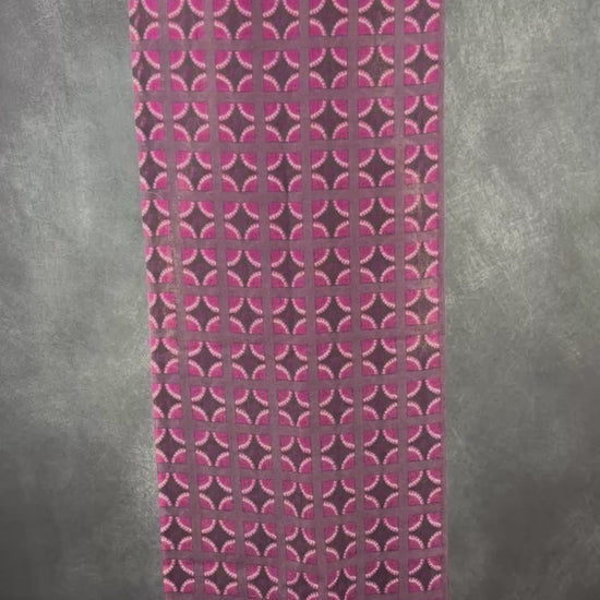 Foulard en cachemire et coton mauve Yarnz, long rectangle. Vue de la vidéo qui présente tous les détails du foulard.