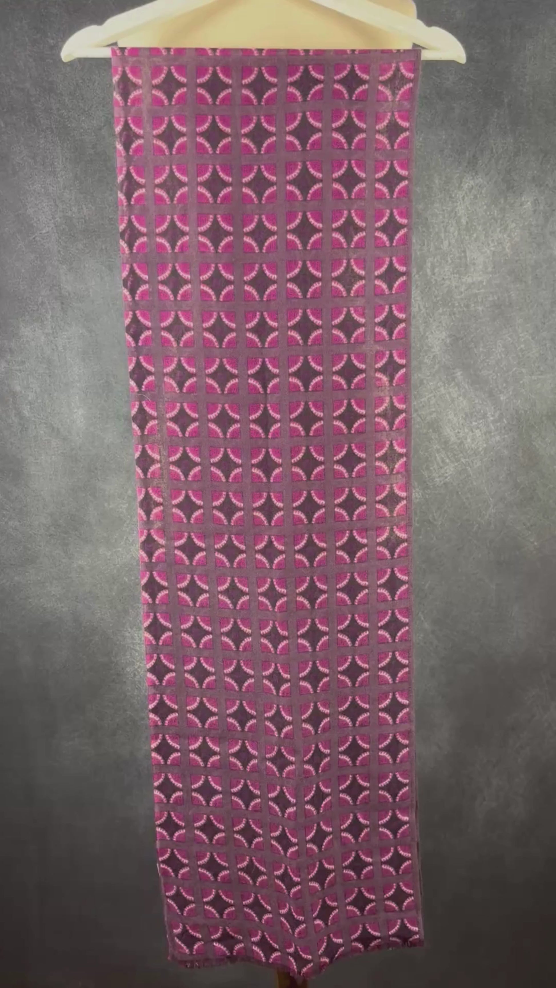 Foulard en cachemire et coton mauve Yarnz, long rectangle. Vue de la vidéo qui présente tous les détails du foulard.