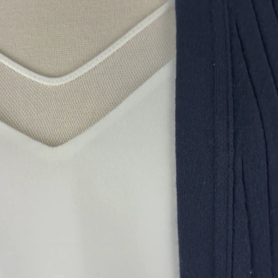 Veste longue en tricot côtelé marine à encolure en V Marc Cain, taille xs/s. Vue de la vidéo qui présente tous les détails de la veste.