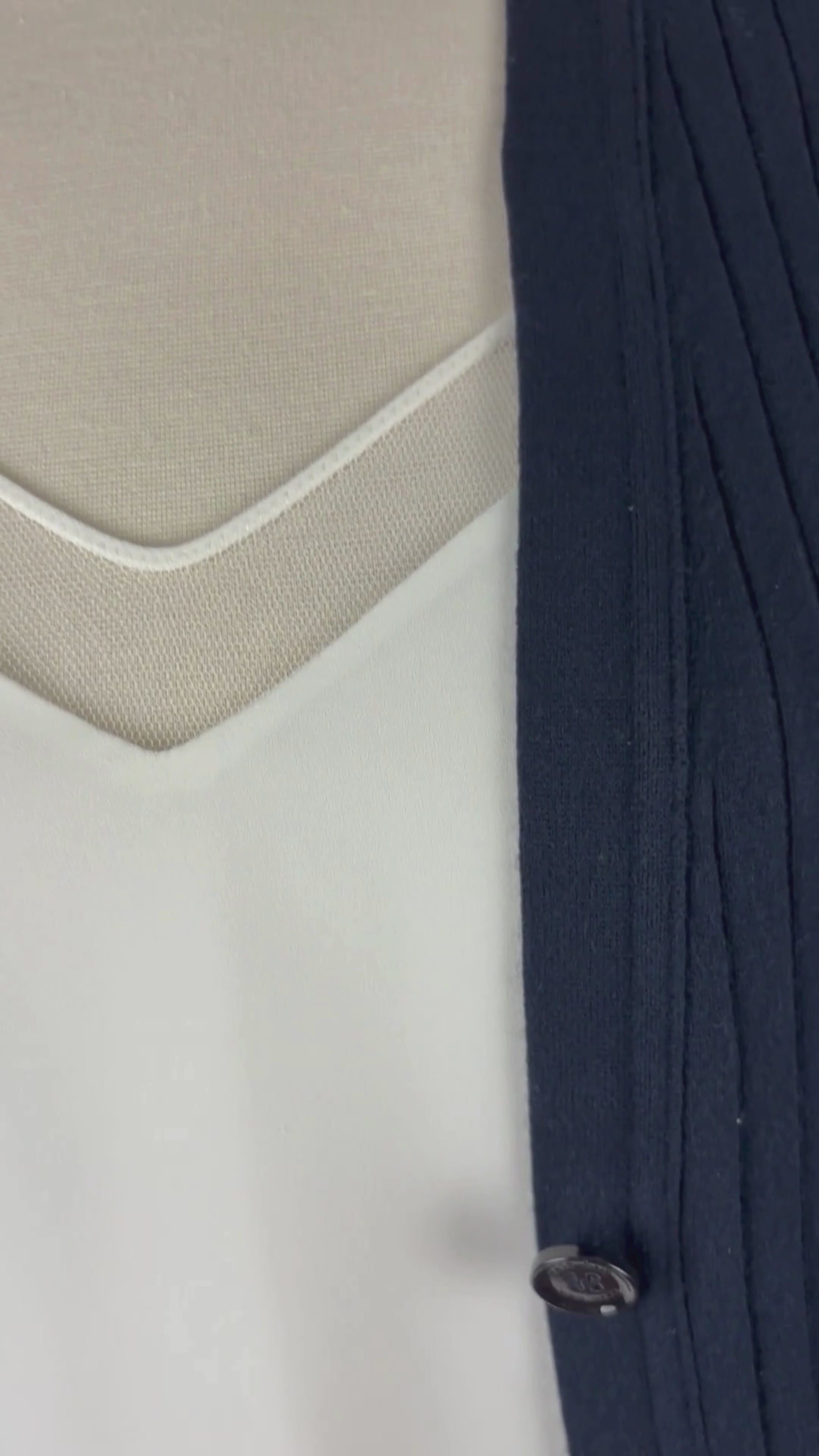 Veste longue en tricot côtelé marine à encolure en V Marc Cain, taille xs/s. Vue de la vidéo qui présente tous les détails de la veste.