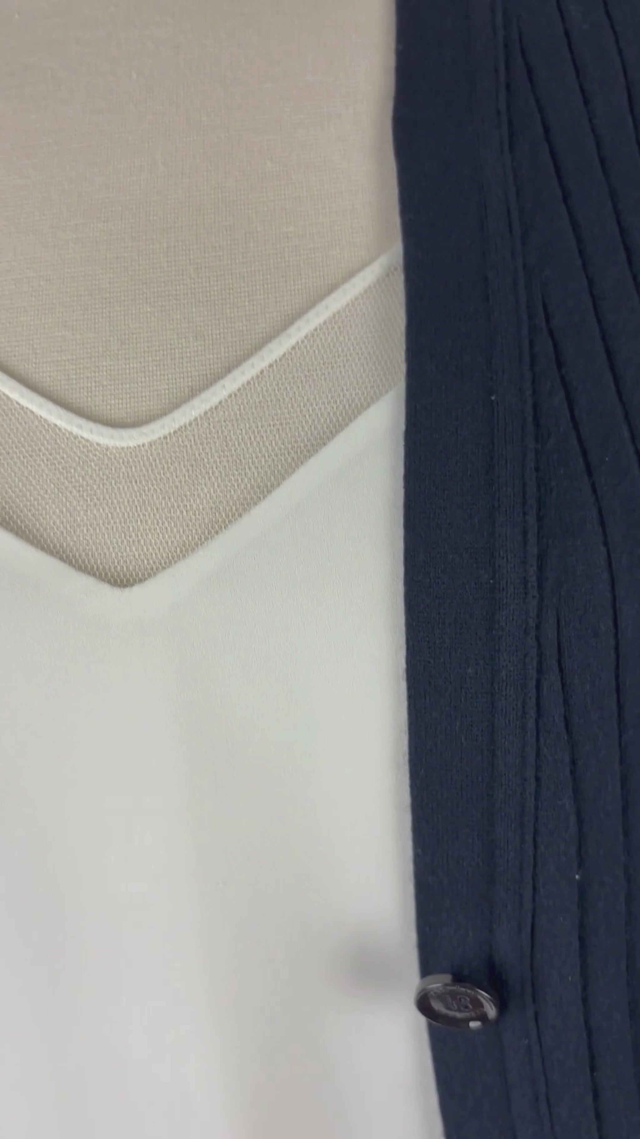 Veste longue en tricot côtelé marine à encolure en V Marc Cain, taille xs/s. Vue de la vidéo qui présente tous les détails de la veste.