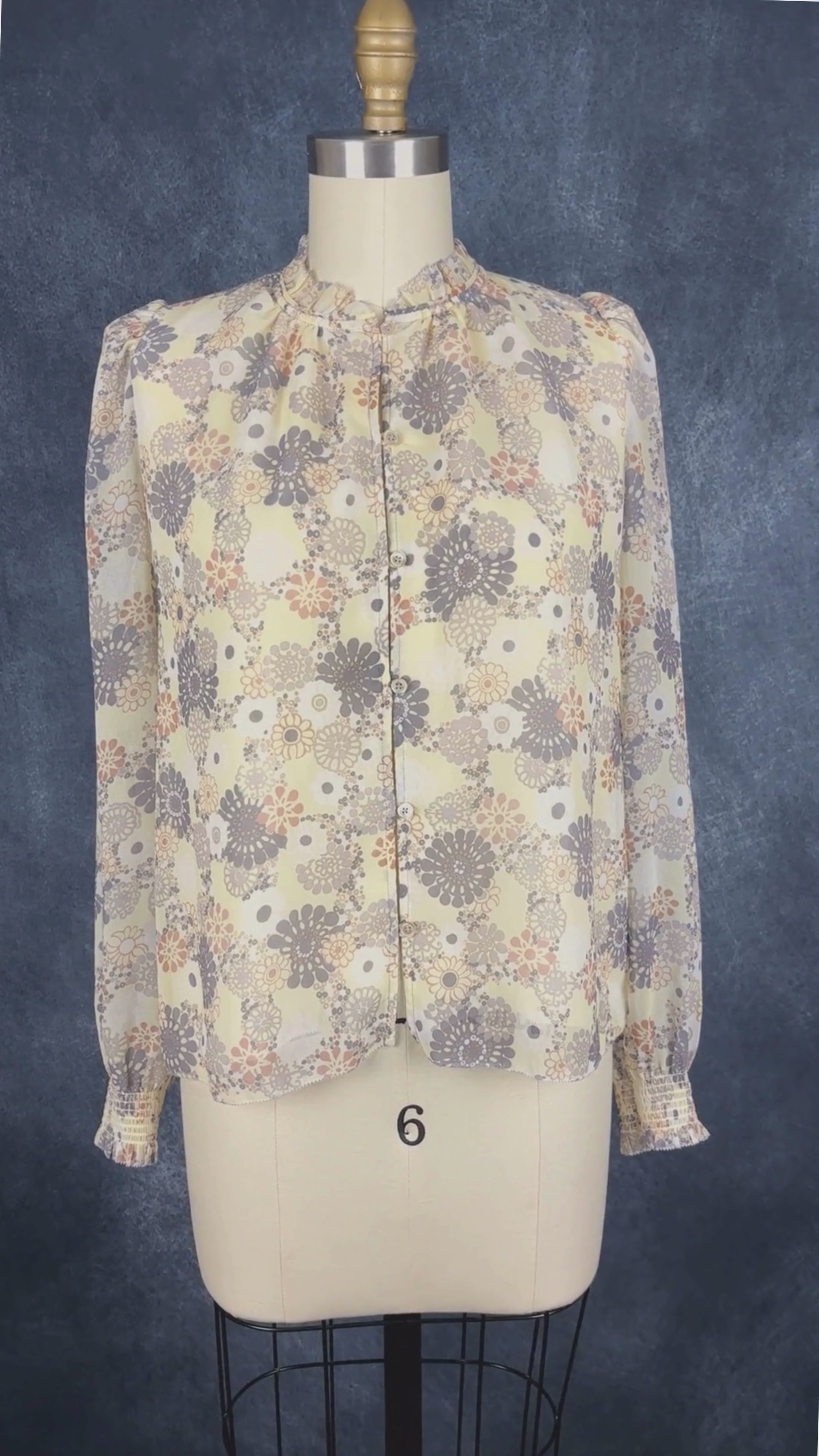 Blouse légère florale vaporeuse Wilfred, taille xs. Vue de la vidéo qui présente tous les détails de la blouse.