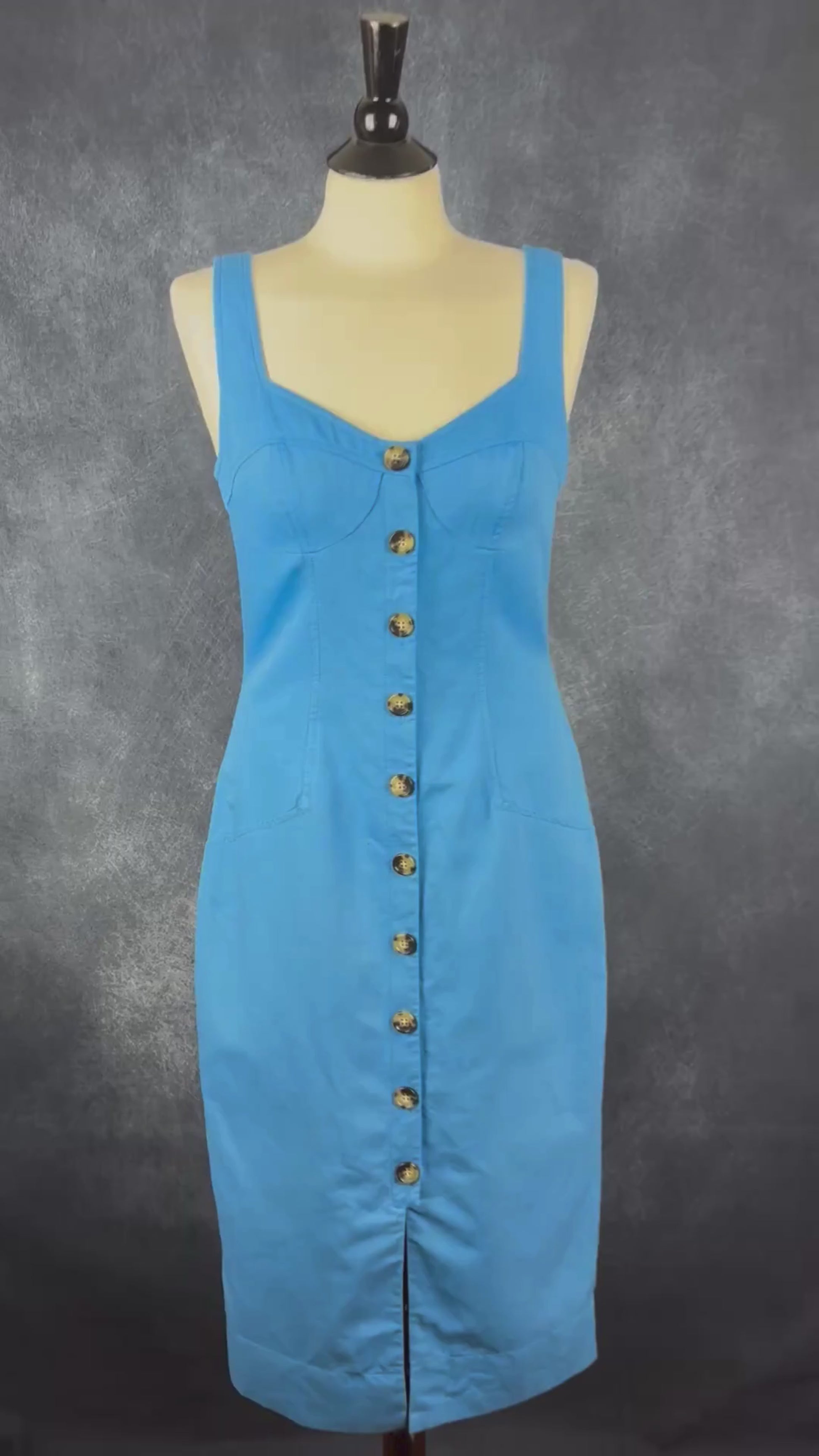 Robe bleue boutonnée style corset Cue, taille 10. Vue de la vidéo qui présente tous les détails de la robe.