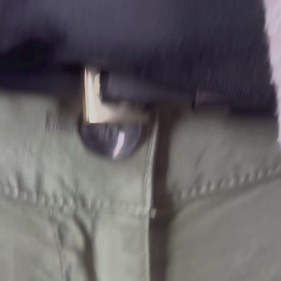 Pantalon léger vert olive écourté modèle Lisa, de Olsen, taille estimée à m/l. Vue de la vidéo qui présente tous les détails du pantalon.