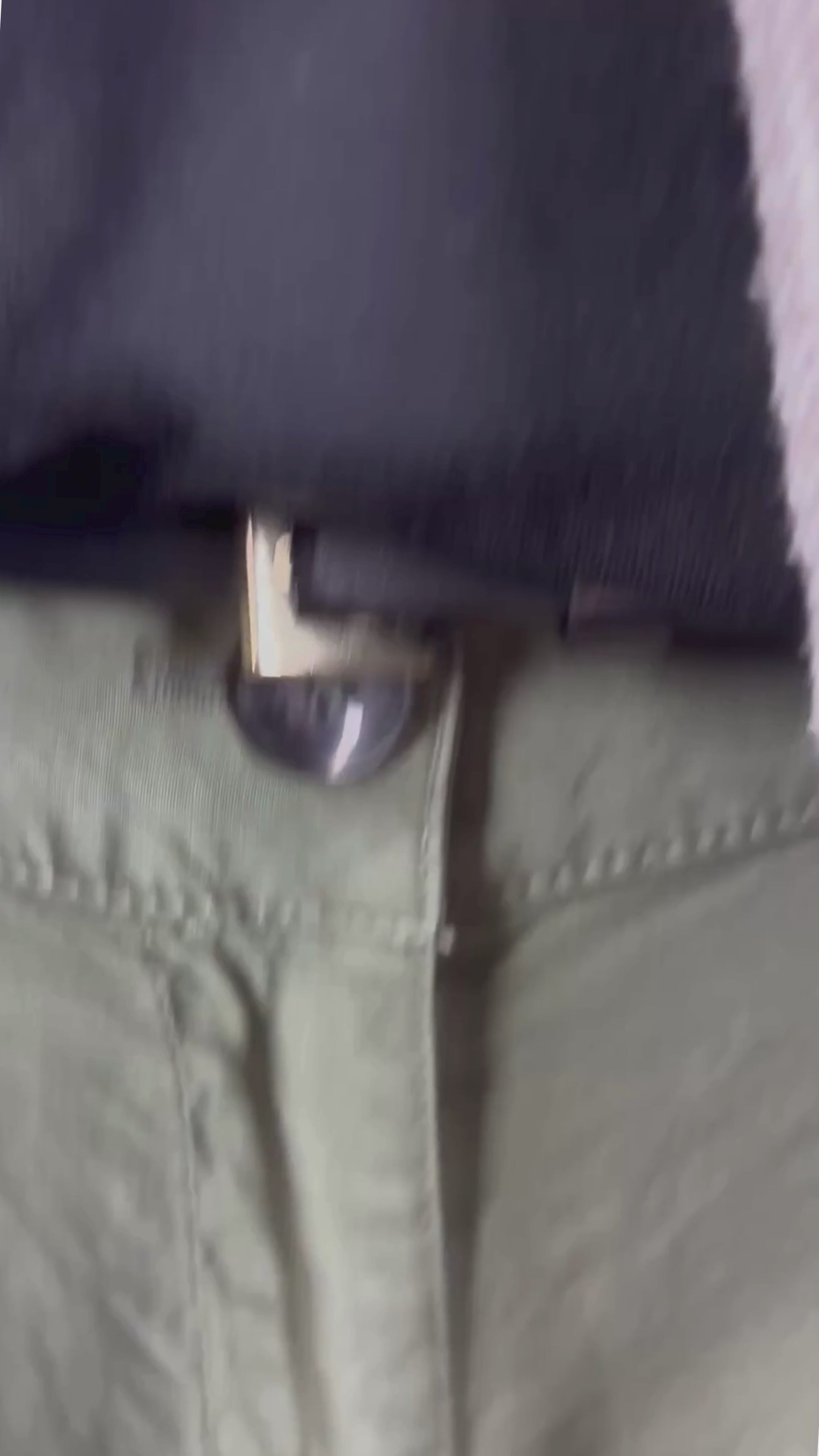 Pantalon léger vert olive écourté modèle Lisa, de Olsen, taille estimée à m/l. Vue de la vidéo qui présente tous les détails du pantalon.