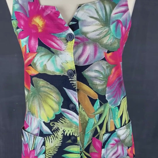 Robe vintage boutonnée à motifs de fleurs tropicales,  marque Relance, taille small, fabriquée au Canada. Vue de la vidéo qui présente les détails de la robe.