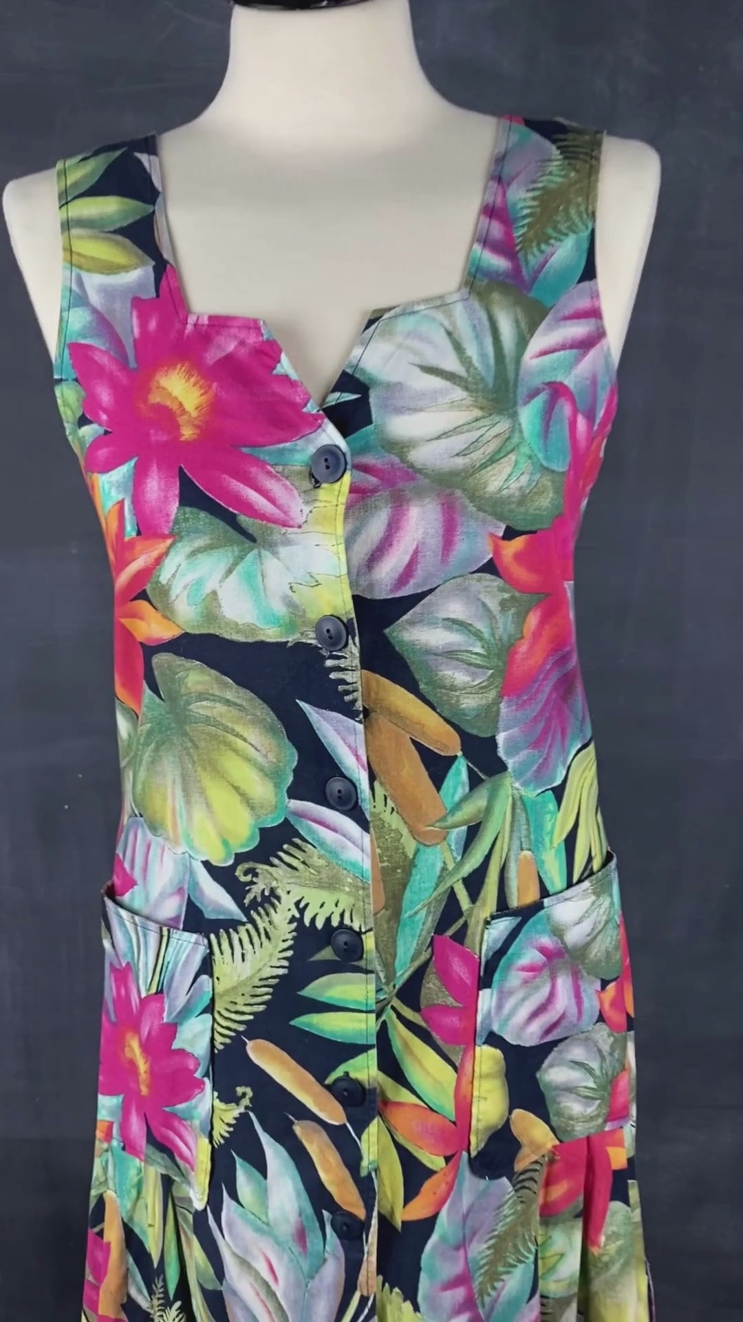 Robe vintage boutonnée à motifs de fleurs tropicales,  marque Relance, taille small, fabriquée au Canada. Vue de la vidéo qui présente les détails de la robe.
