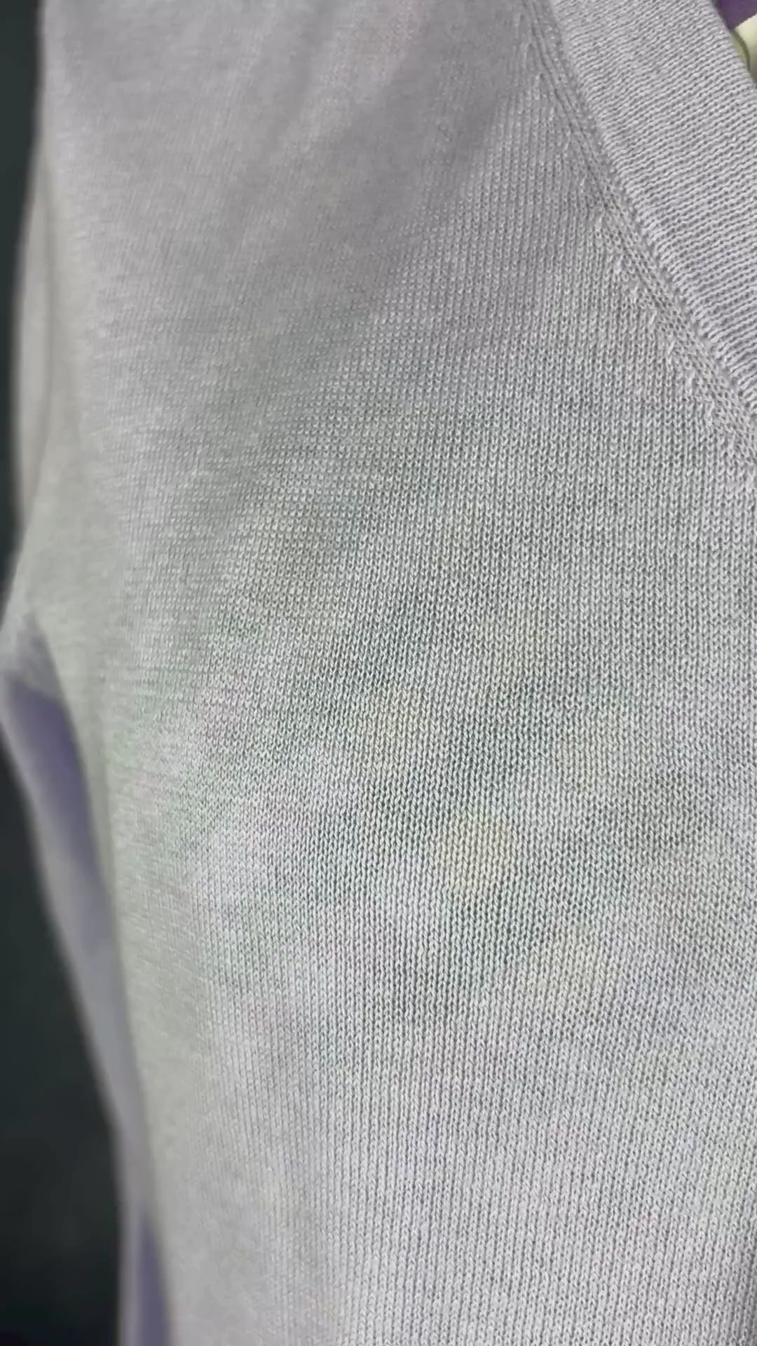 Cardigan long en coton fin lilas avec des poches Luhta, taille small. Vue de la vidéo qui présente tous les détails de la veste.