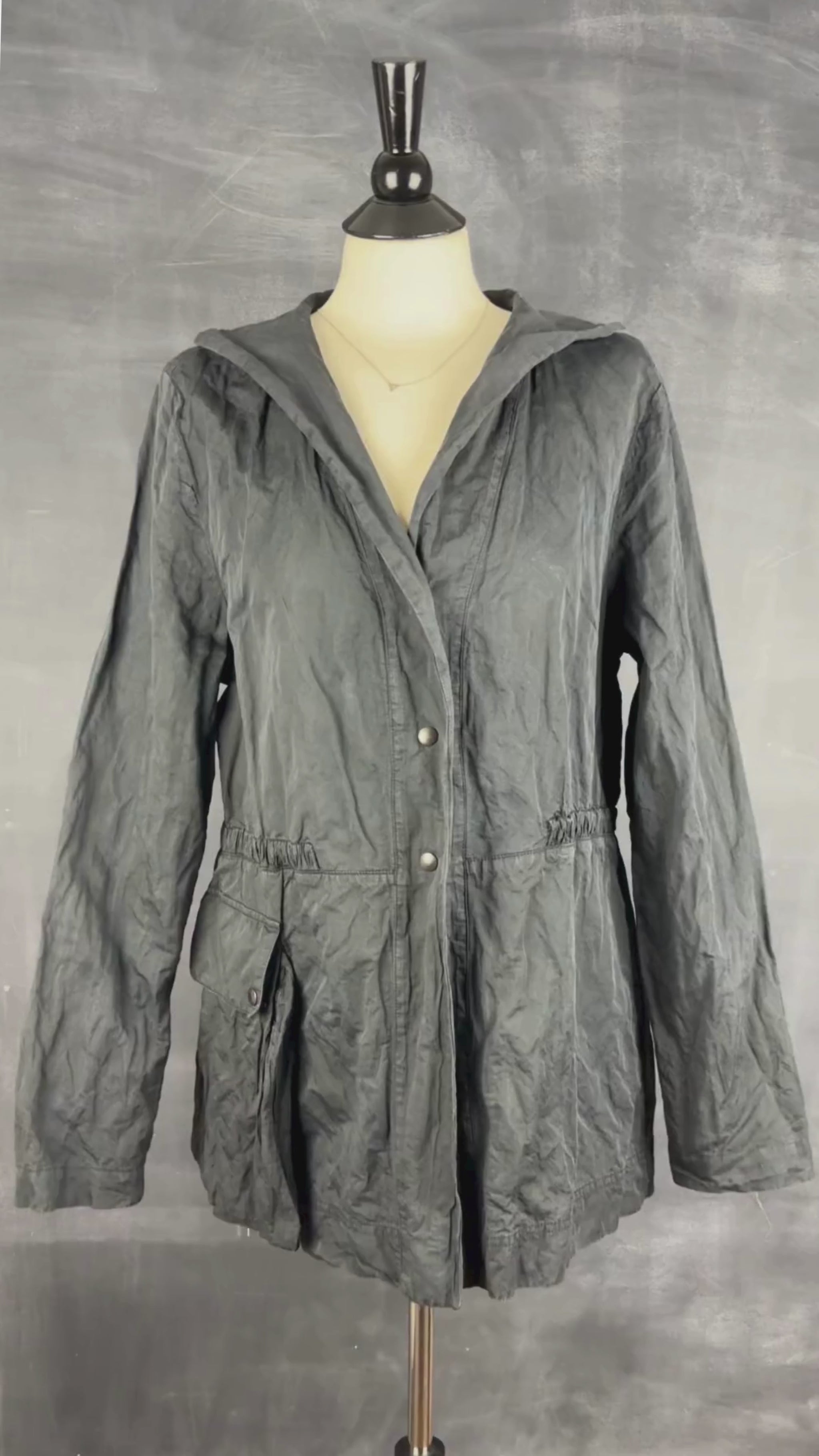 Veste légère charcoal Sarah Pacini, taille 3 (m/l). Vue de la vidéo qui présente tous les détails de la veste.