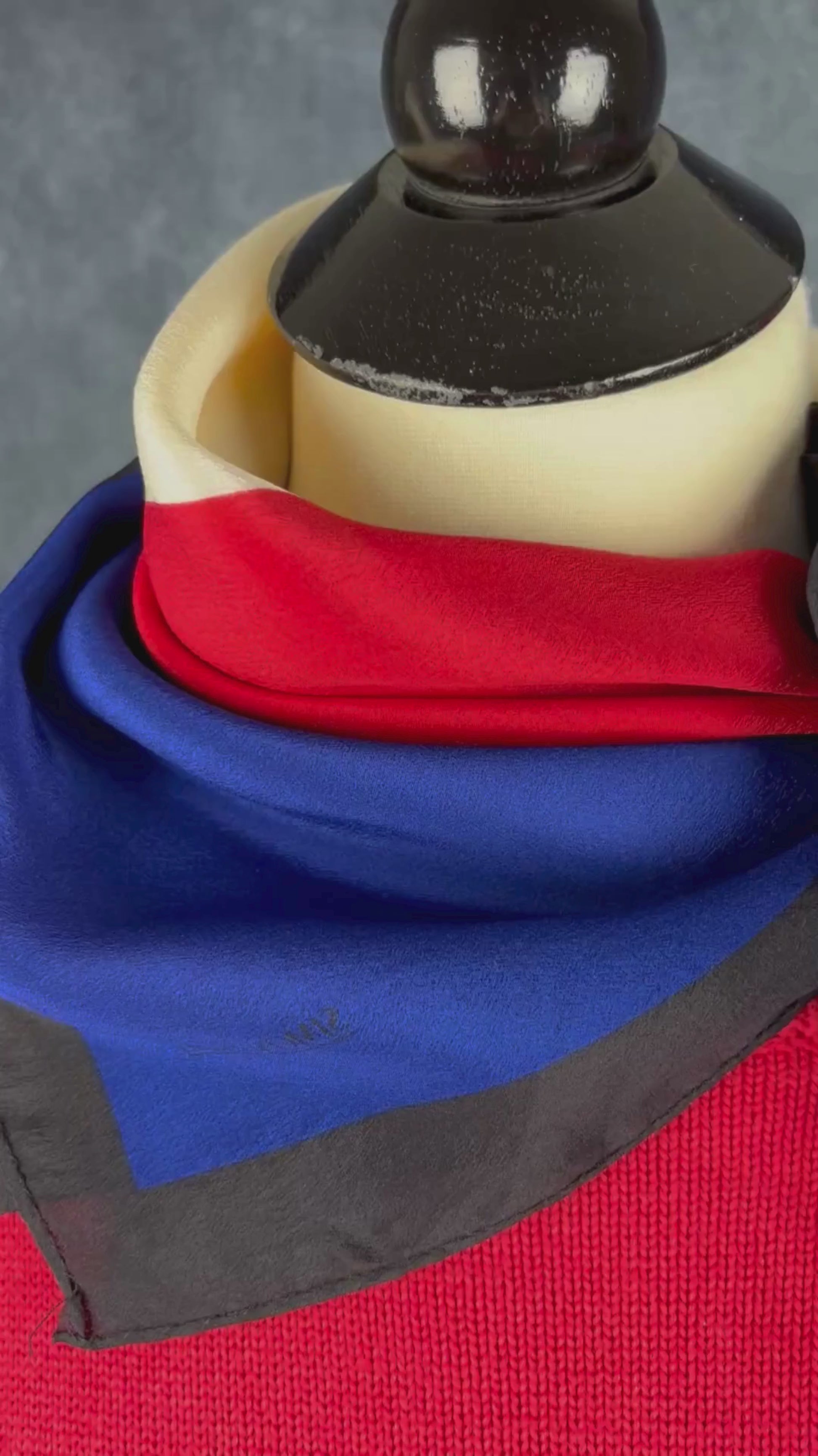 Chandail en doux tricot de coton Joules (marine ou rouge clair), taille 10 (large/xl). Vue de la vidéo qui présente tous les détails des deux tricots.