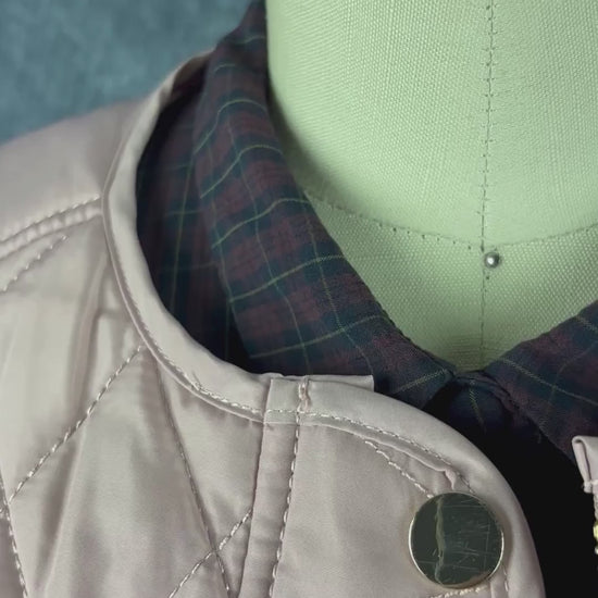 Robe chemisier à carreaux bourgogne Des Petits Hauts, taille 0 qui correspond à xs/s. Vue de la vidéo qui présente tous les détails de la robe.