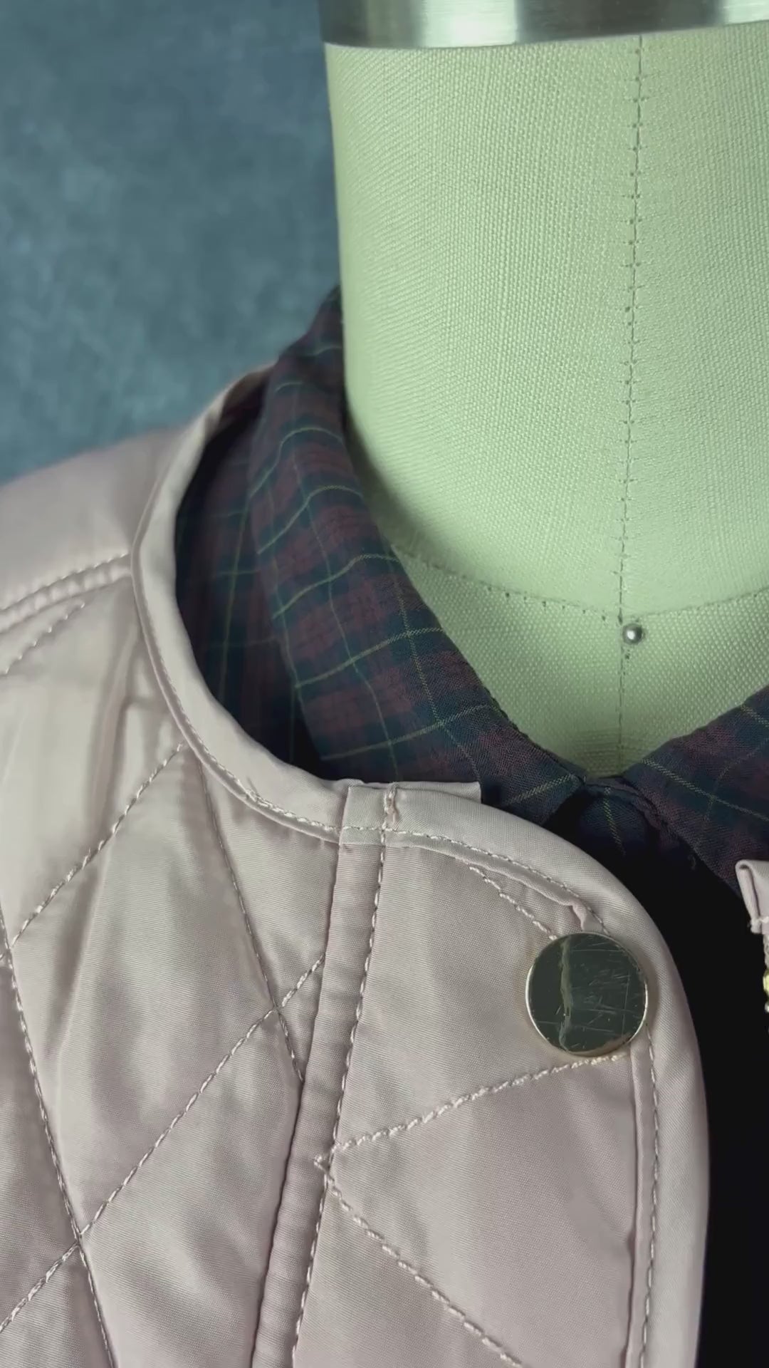 Robe chemisier à carreaux bourgogne Des Petits Hauts, taille 0 qui correspond à xs/s. Vue de la vidéo qui présente tous les détails de la robe.