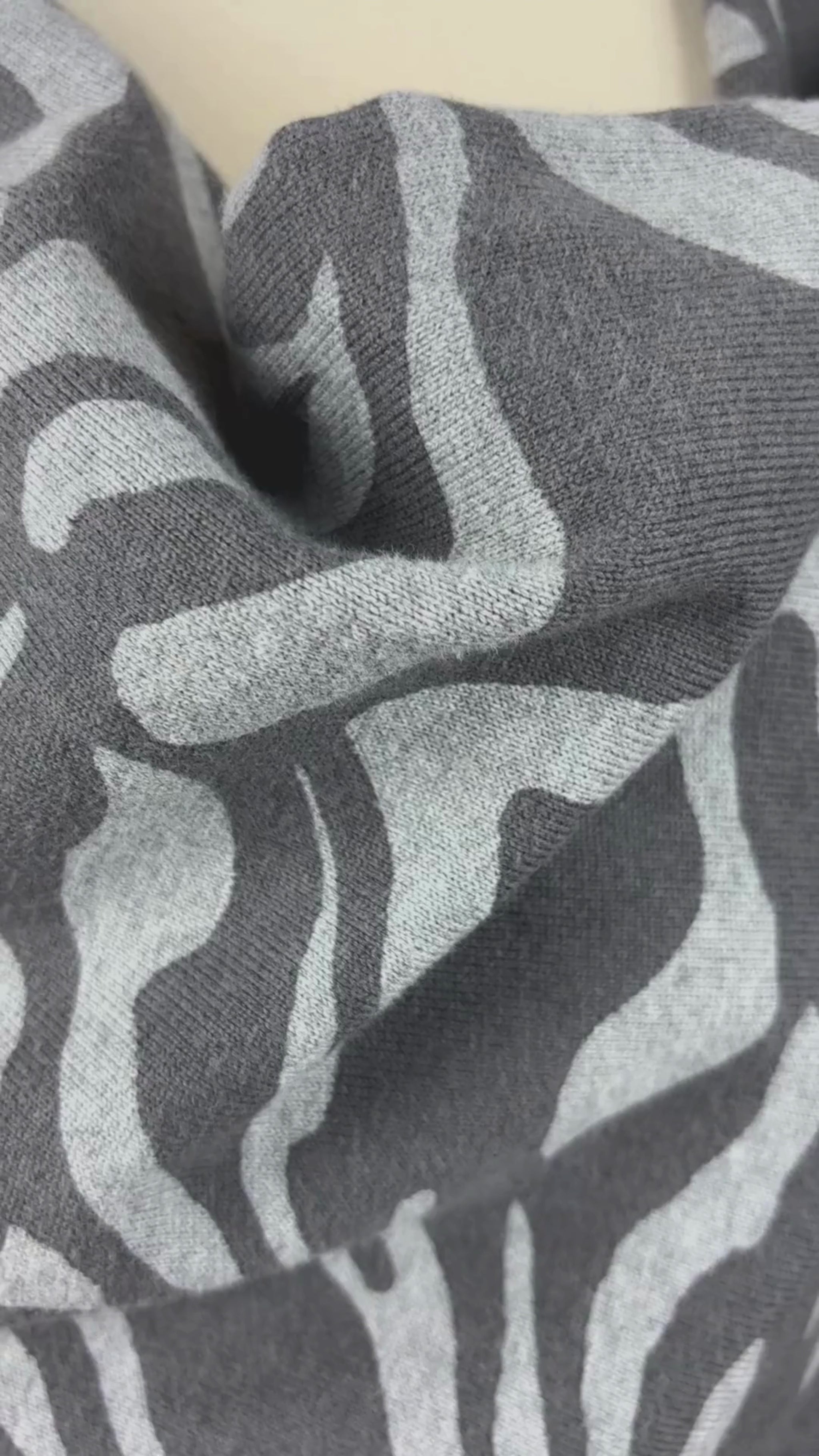 Veste à zébrures grises Samoon par Gerry Weber, taille estimée à large/xl. Vue de la vidéo de la veste qui présente tous les détails.