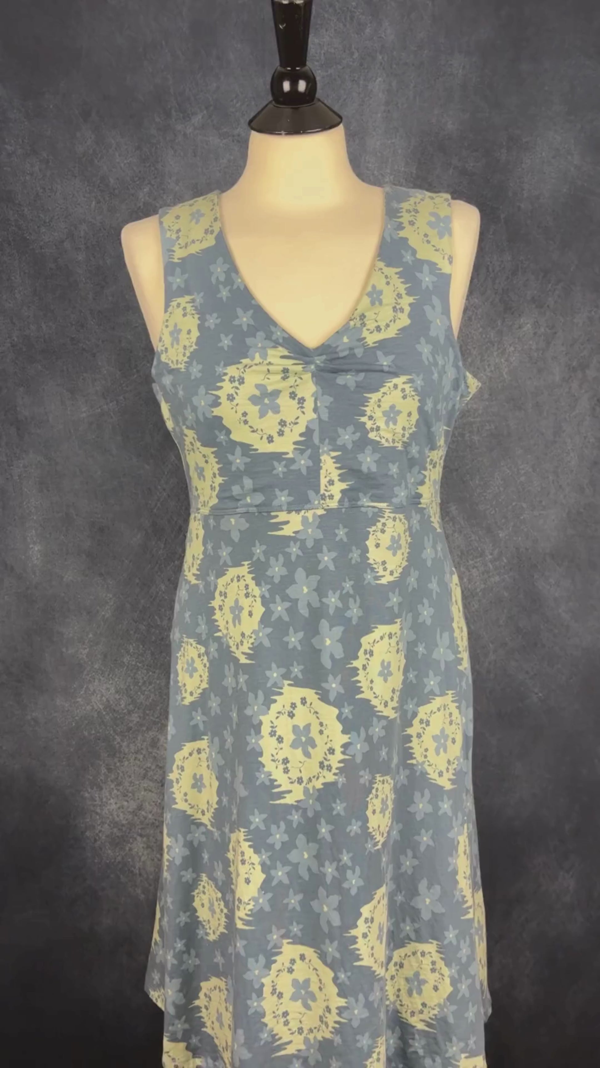 Robe florale avec poche secrète parfaite pour voyager Toad & Co, taille large. Vue de la vidéo qui présente tous les détails de la robe.