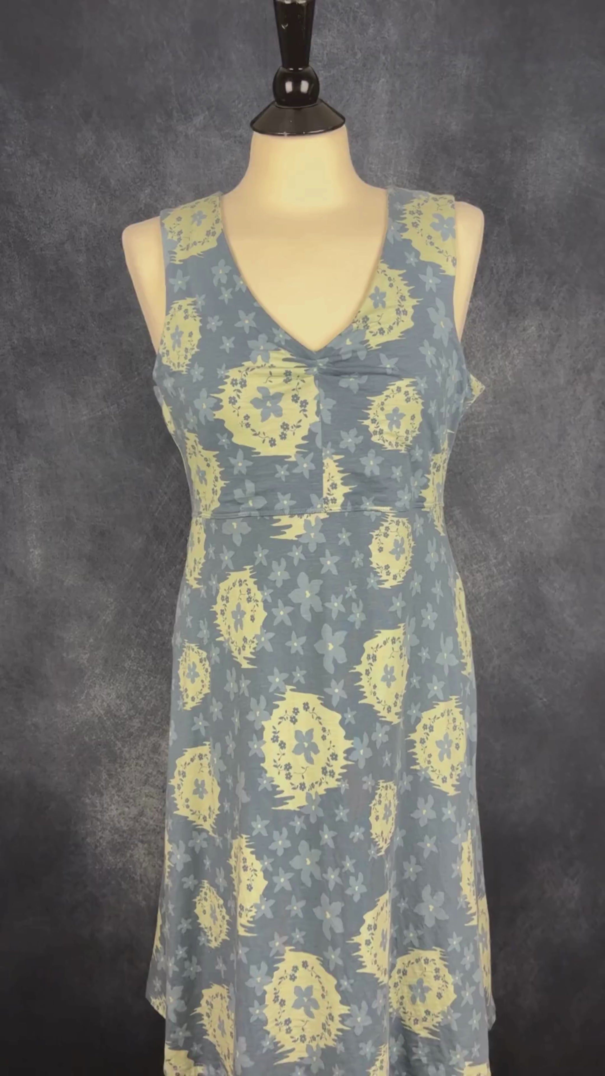 Robe florale avec poche secrète parfaite pour voyager Toad & Co, taille large. Vue de la vidéo qui présente tous les détails de la robe.