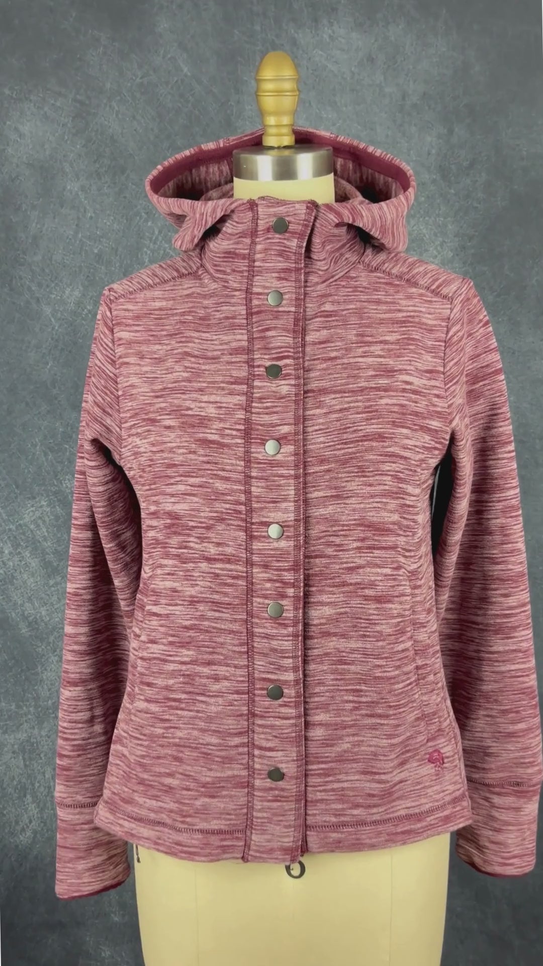Veste polaire bourgogne rayures horizontales avec capuchon Mountain Hardwear, taille small. Vue de la vidéo qui présente tous les détails de la veste.