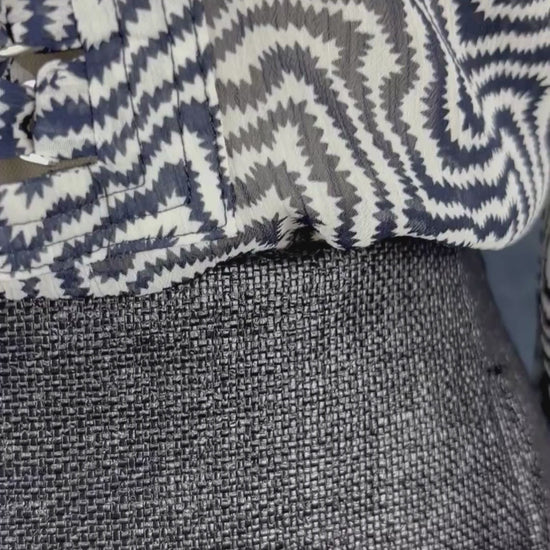 Blouse fluide crème à motifs zigzag Scotch & Soda, taille estimée à small/medium. Vue de la vidéo qui présente tous les détails de la blouse.