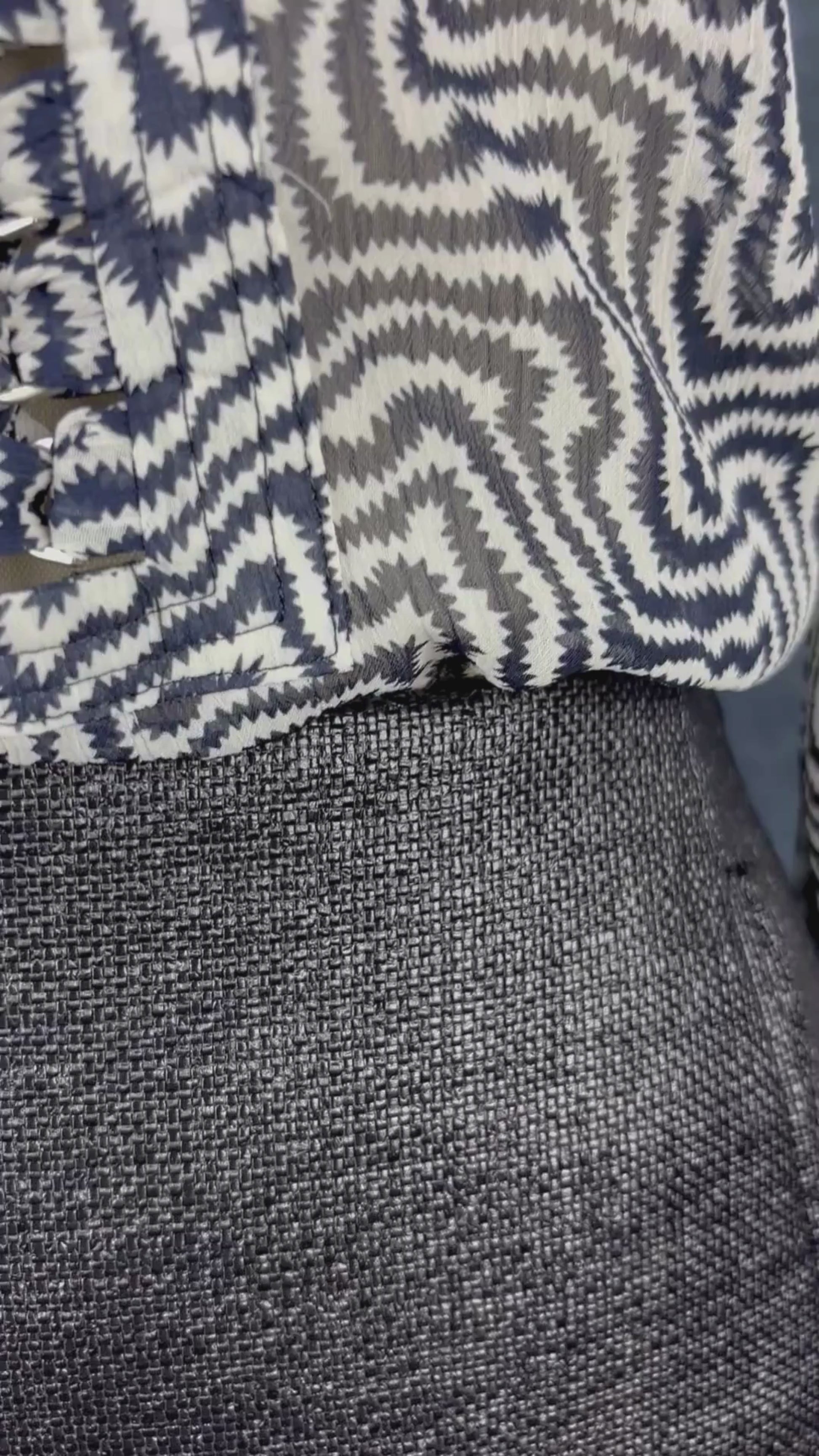 Blouse fluide crème à motifs zigzag Scotch & Soda, taille estimée à small/medium. Vue de la vidéo qui présente tous les détails de la blouse.