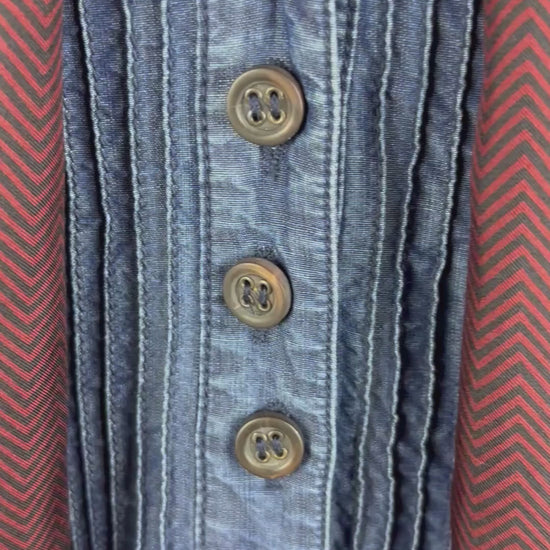 Foulard en soie et laine à motifs discrets marine et bourgogne. Vue de la vidéo qui présente tous les détails du foulard.