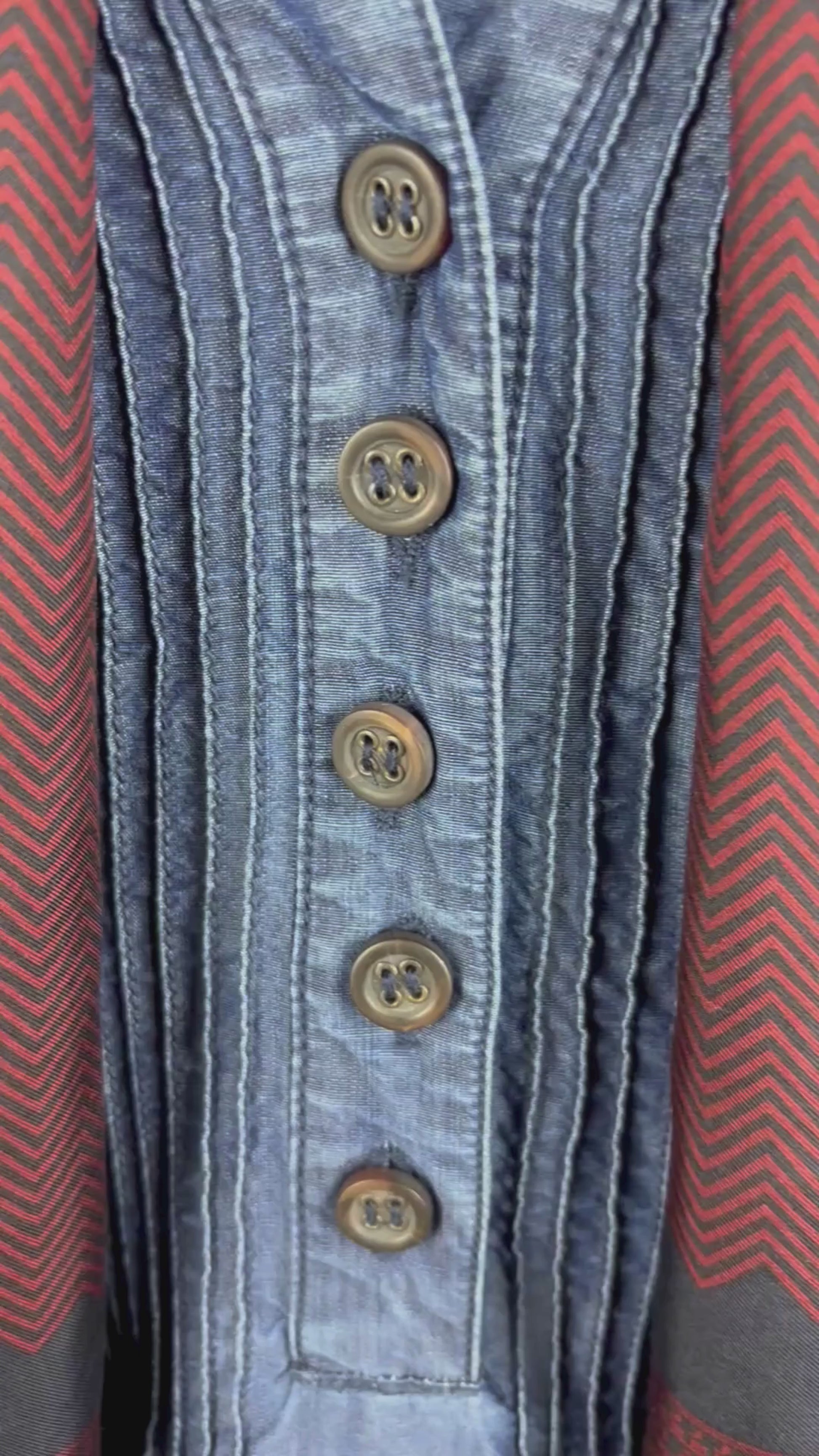 Foulard en soie et laine à motifs discrets marine et bourgogne. Vue de la vidéo qui présente tous les détails du foulard.