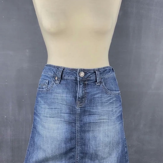 Jupe en jeans classique bleue Mavi, taille estimée à small. Vue de la vidéo qui présente tous les détails de la jupe.