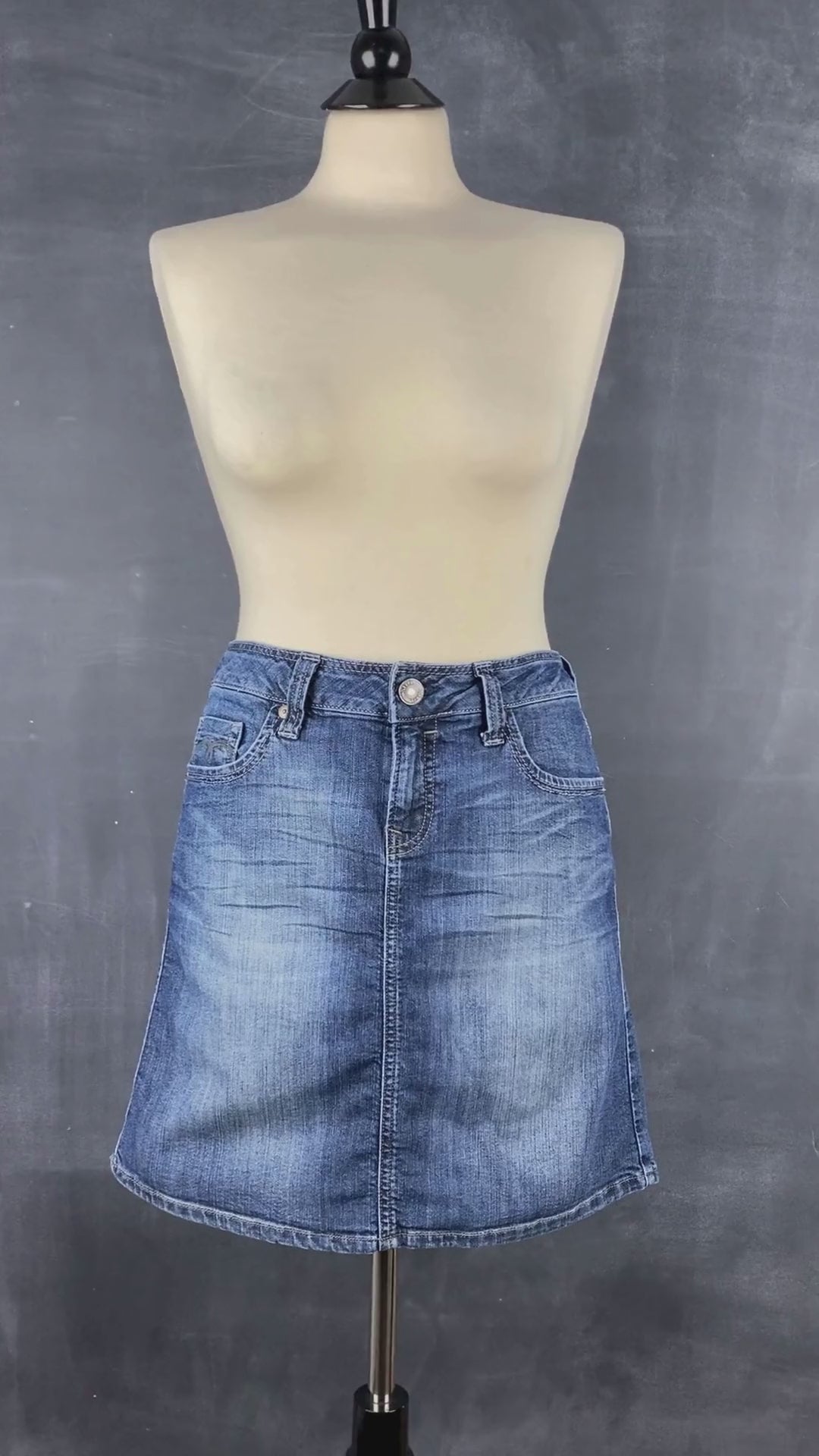Jupe en jeans classique bleue Mavi, taille estimée à small. Vue de la vidéo qui présente tous les détails de la jupe.