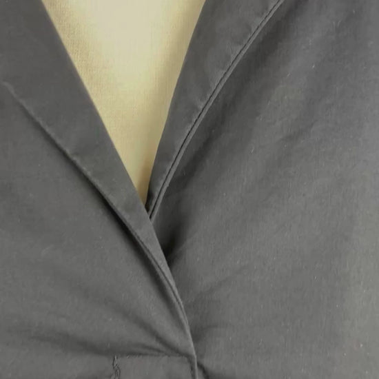 Blouse noire stylée confortable Uchuu Montréal, taille 2 (l/xl). Vue de la vidéo qui présente tous les détails du chemisier.