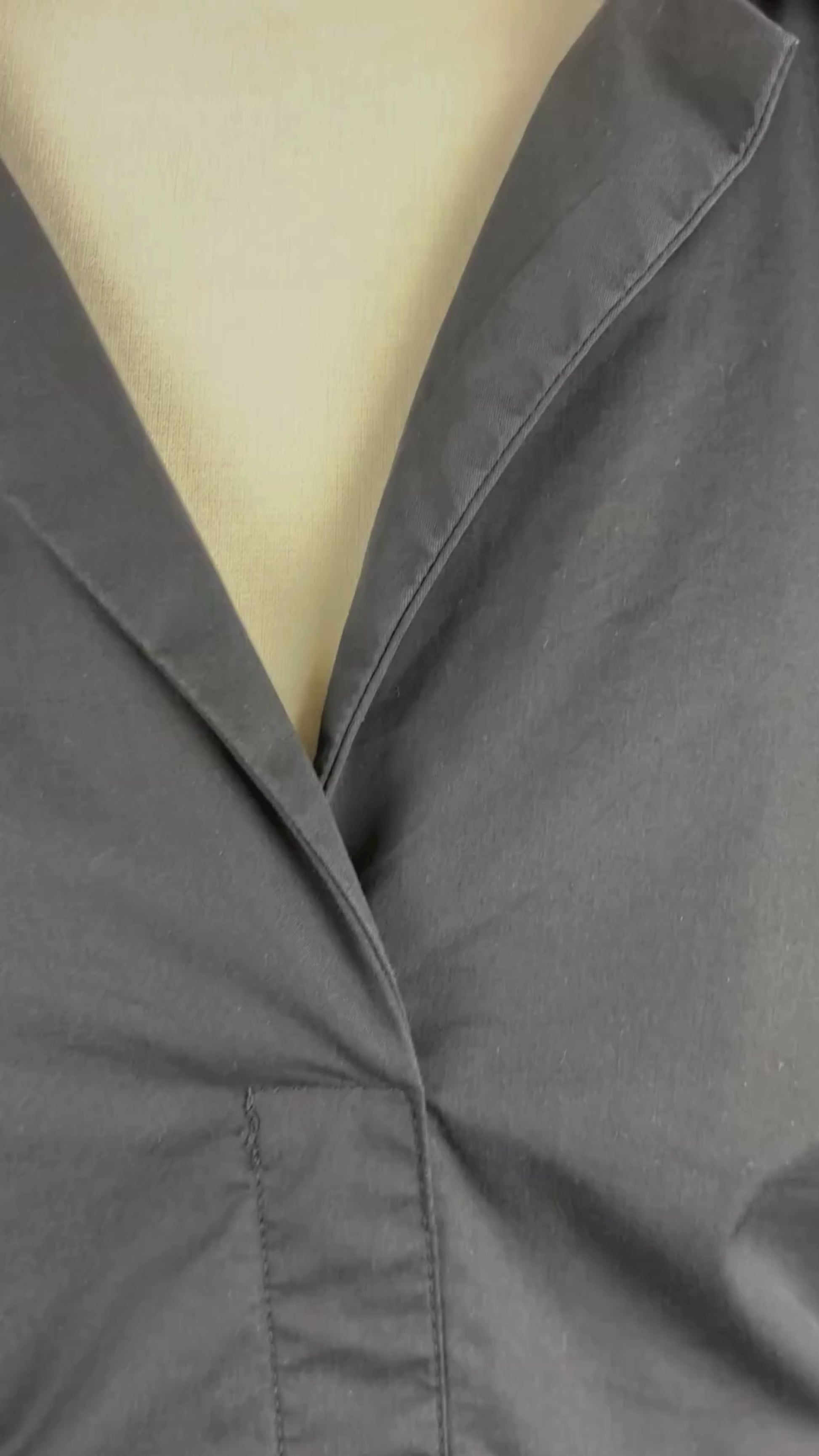 Blouse noire stylée confortable Uchuu Montréal, taille 2 (l/xl). Vue de la vidéo qui présente tous les détails du chemisier.