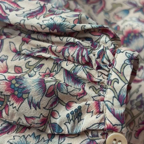 Robe florale en soie et viscose Vanessa Bruno, taille 36 (xs/s). Vue de la vidéo qui présente tous les détails de la robe.