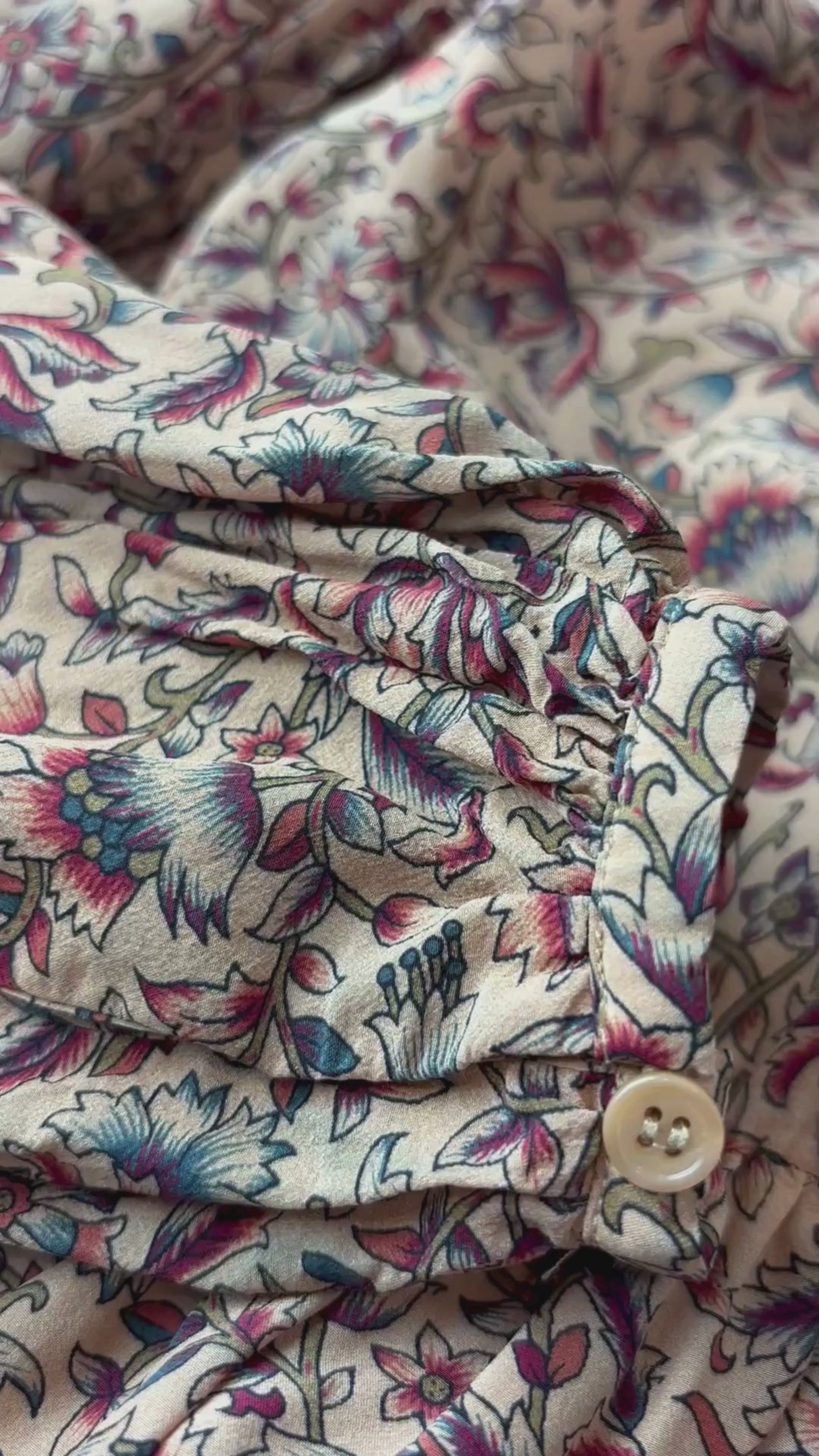 Robe florale en soie et viscose Vanessa Bruno, taille 36 (xs/s). Vue de la vidéo qui présente tous les détails de la robe.