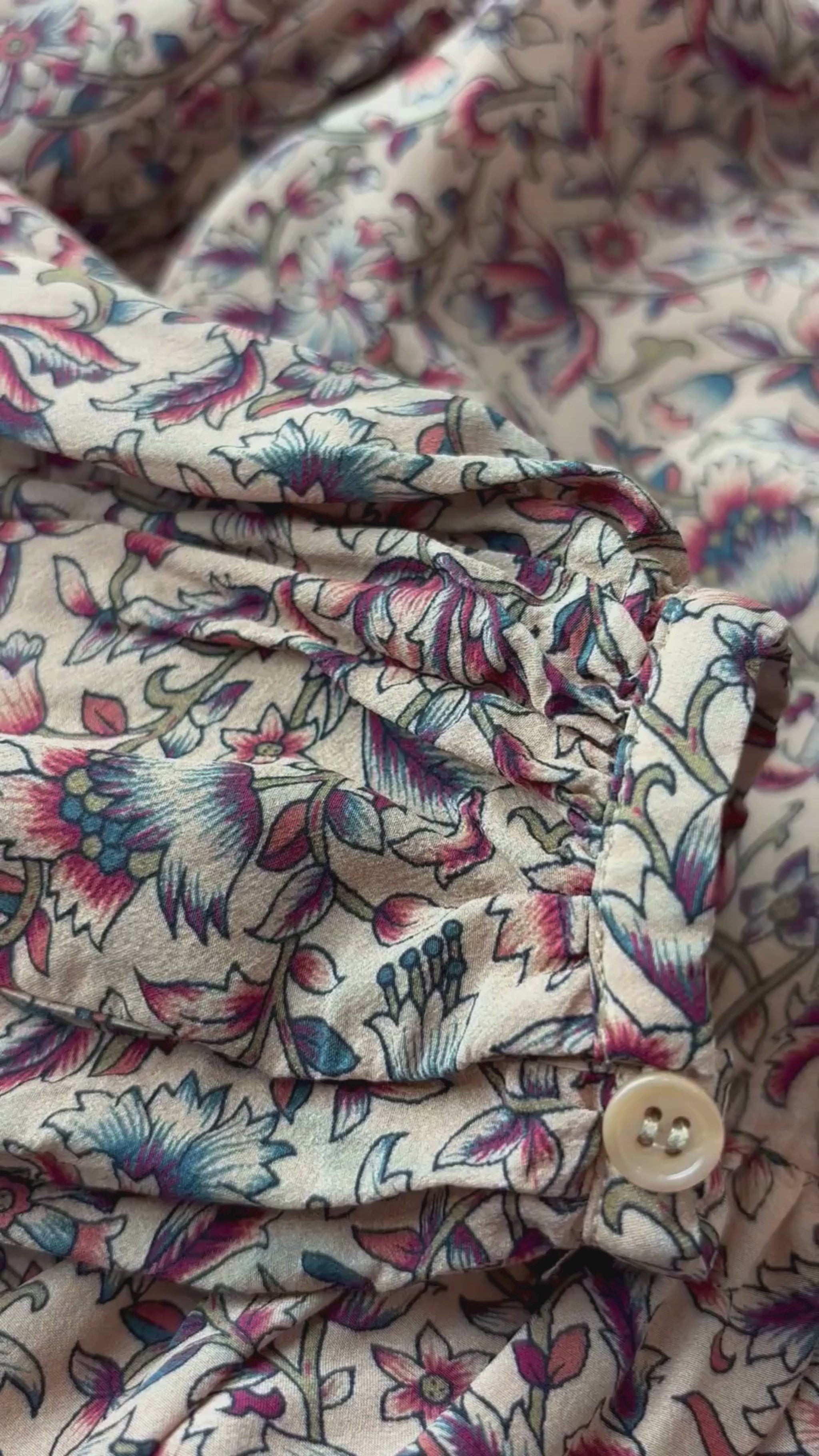 Robe florale en soie et viscose Vanessa Bruno, taille 36 (xs/s). Vue de la vidéo qui présente tous les détails de la robe.