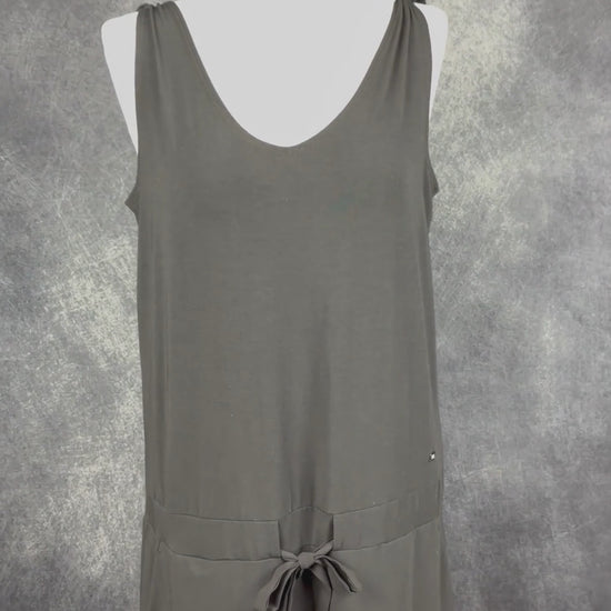 Combinaison noire courte confortable et extensible, Fig, taille medium. Vue de la vidéo qui présente tous les détails de la combinaison.