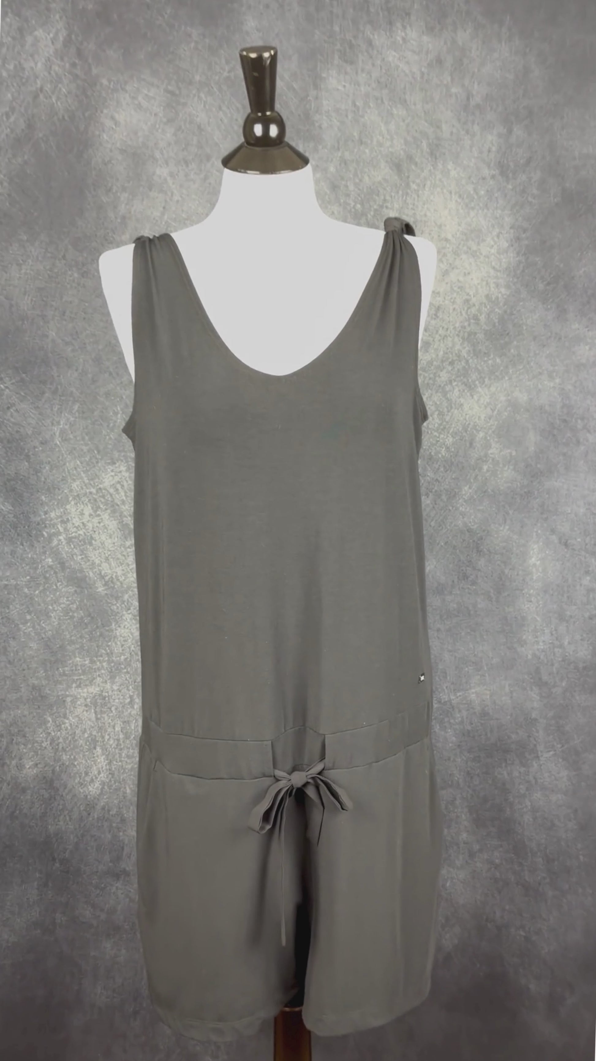 Combinaison noire courte confortable et extensible, Fig, taille medium. Vue de la vidéo qui présente tous les détails de la combinaison.