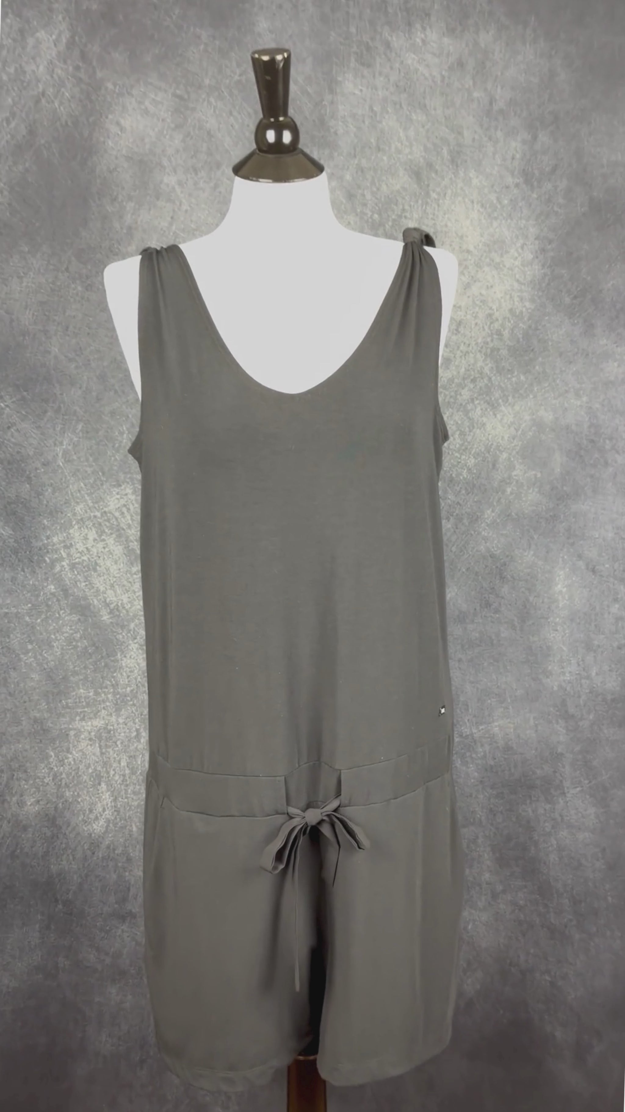 Combinaison noire courte confortable et extensible, Fig, taille medium. Vue de la vidéo qui présente tous les détails de la combinaison.