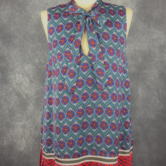 Robe satinée fluide à motifs et jupe plissée Tristan, taille large. Vue de la vidéo qui présente tous les détails de la robe.