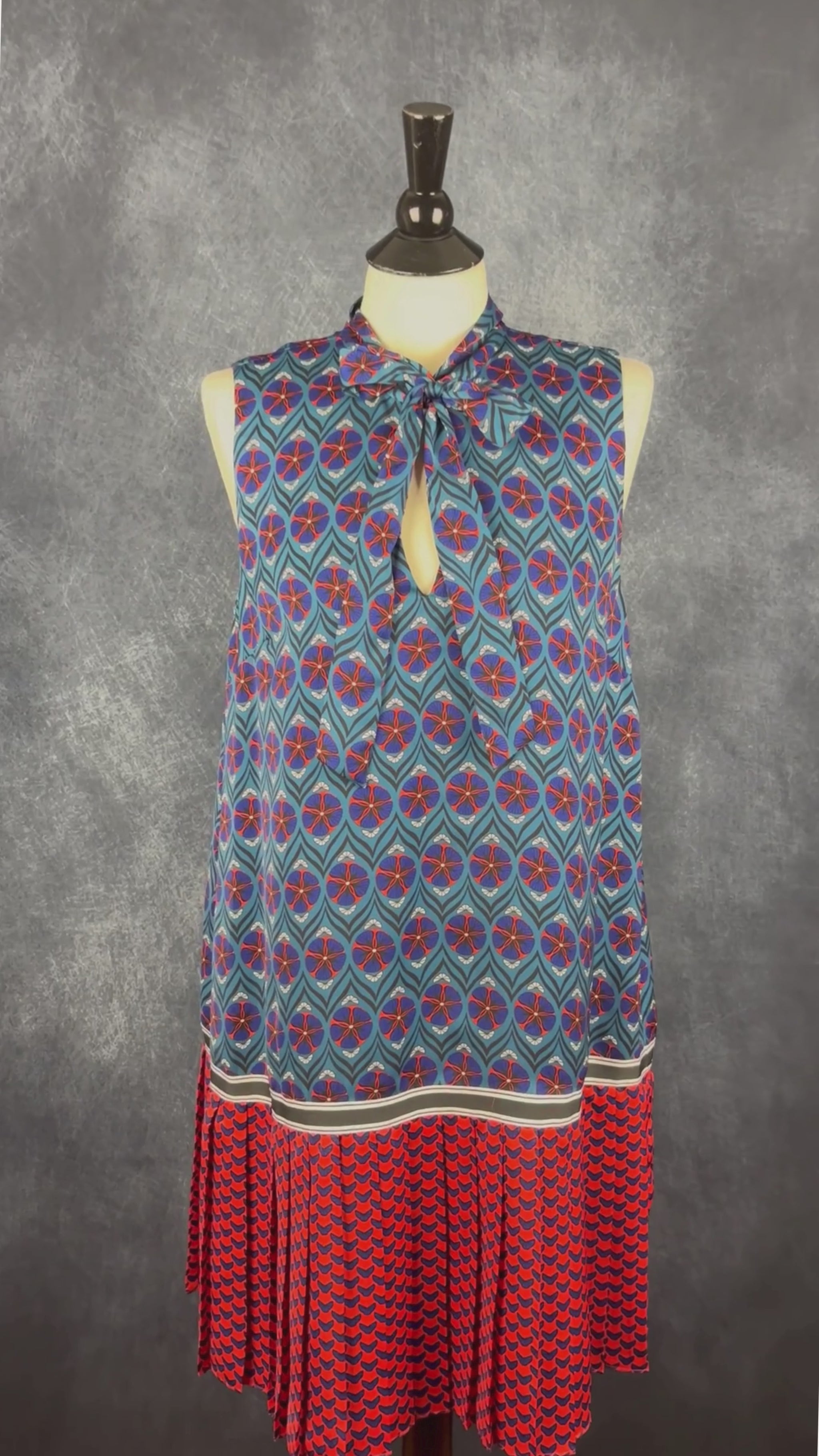 Robe satinée fluide à motifs et jupe plissée Tristan, taille large. Vue de la vidéo qui présente tous les détails de la robe.
