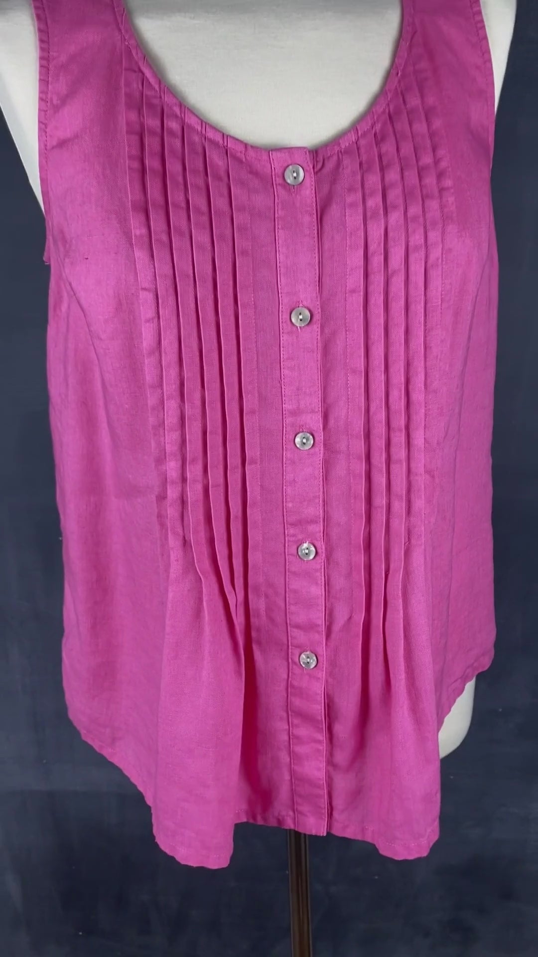 Blouse sans manches en lin rose, corsage plissé, Jones New York Sport, taille small. Vue de la vidéo qui présente la blouse.