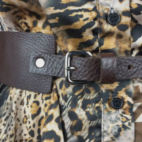 Ceinture en cuir large Simons, taille large. Vue de la vidéo qui présente tous les détails de la ceinture.