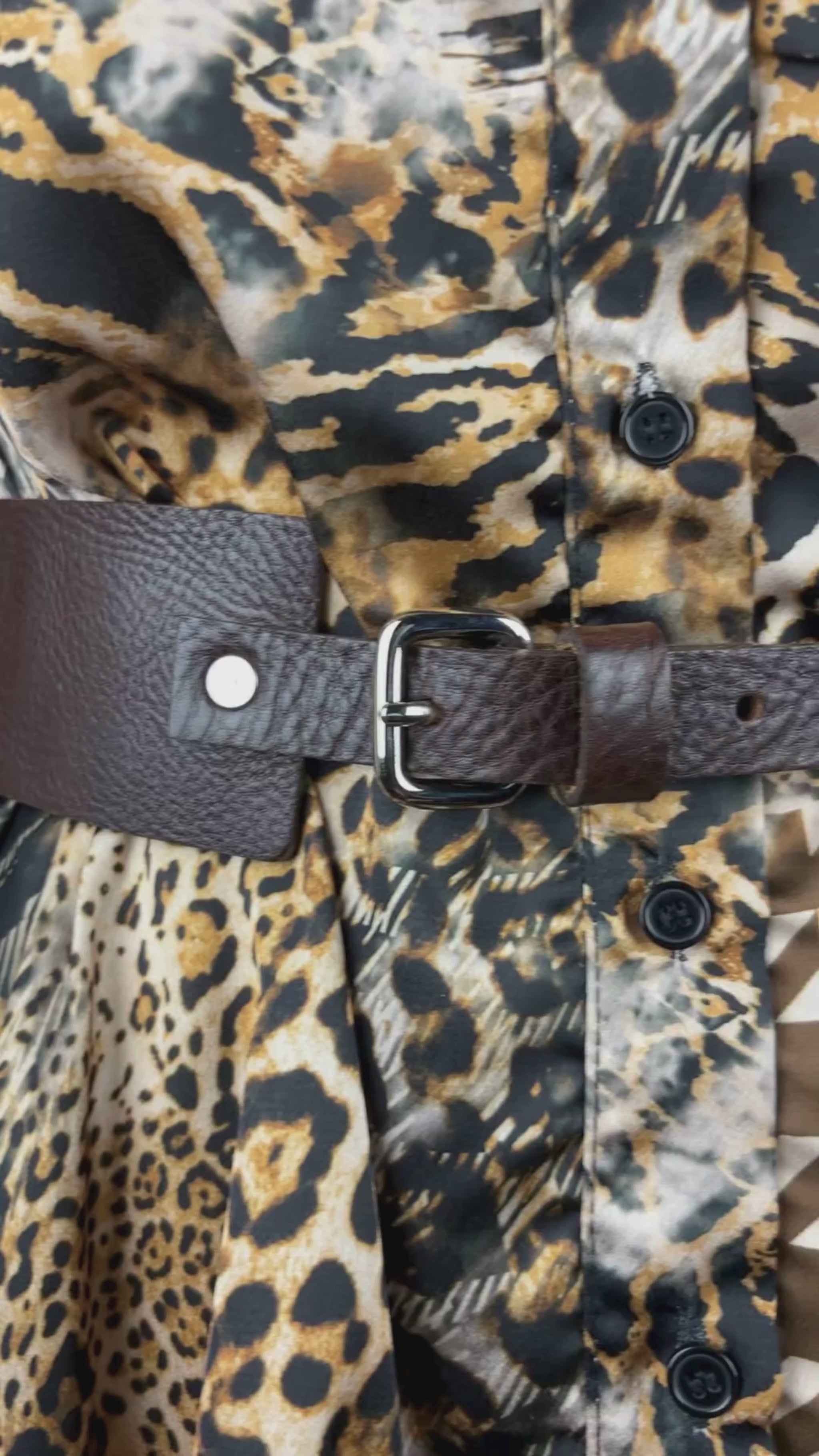 Ceinture en cuir large Simons, taille large. Vue de la vidéo qui présente tous les détails de la ceinture.