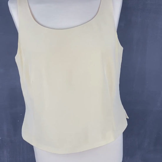 Camisole doublée en soie jaune doux Simon Chang, taille 16. Vue de la vidéo qui présente tous les détails de la camisole.