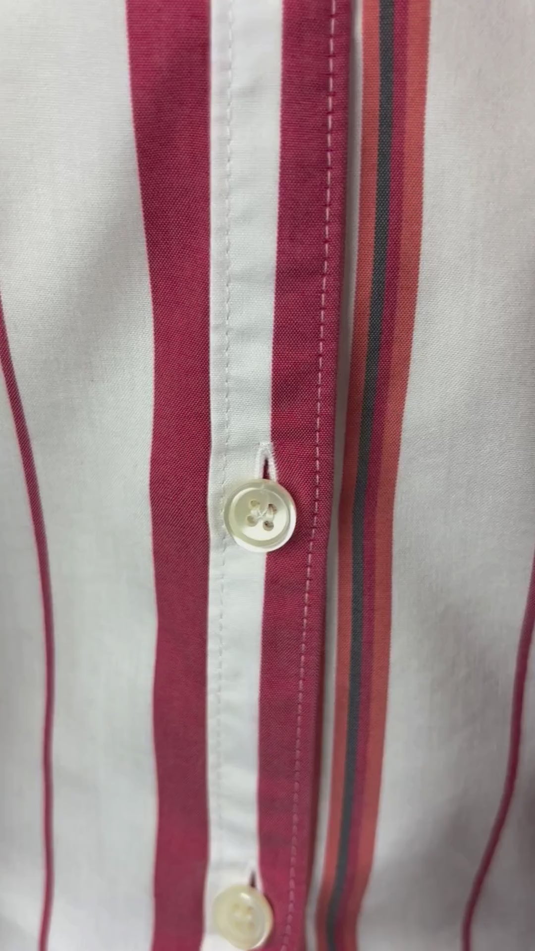 Chemisier cintré à rayures colorées en doux mélange de coton Marc Aurel, taille 38 (s/m). Vue de la vidéo qui présente tous les détails du chemisier.